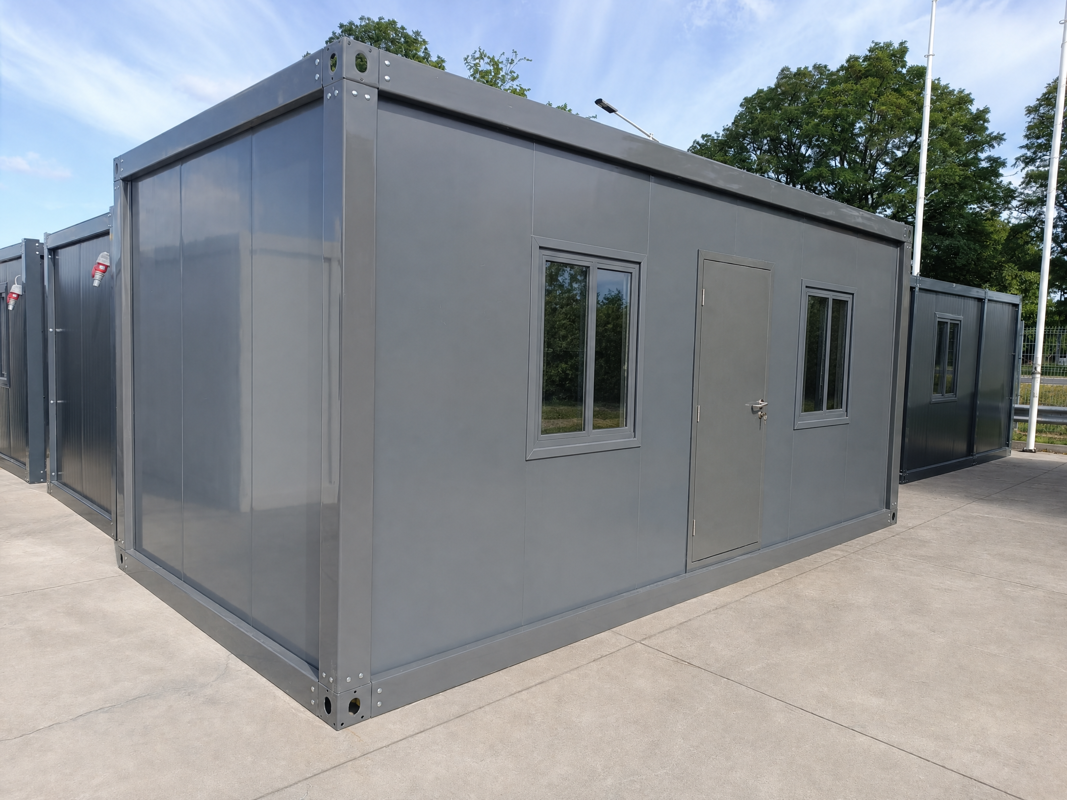Bungalow bureau anthracite de 6 × 3 m : bureaux, chantiers ou habitations.