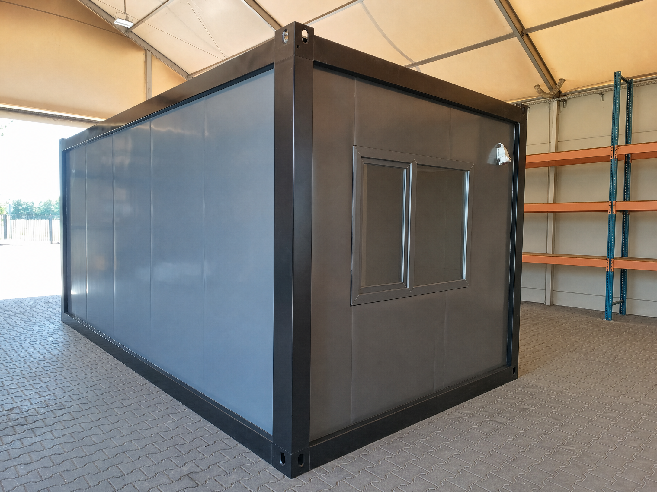 Bungalow bureau anthracite de 6 × 3 m : bureaux, chantiers ou habitations.