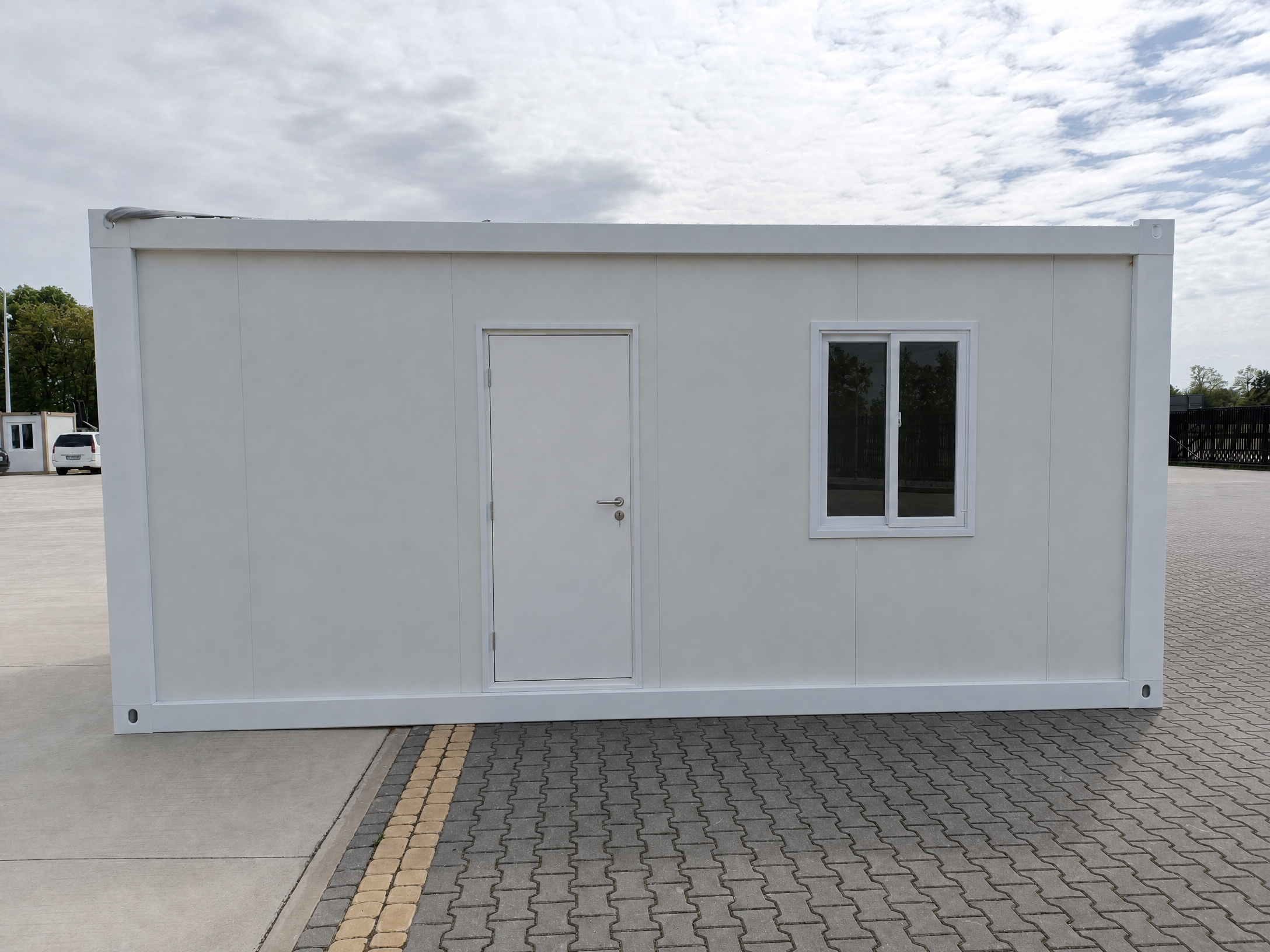 Bungalow bureau blancs de 6 × 3 m : bureaux, chantiers ou habitations.