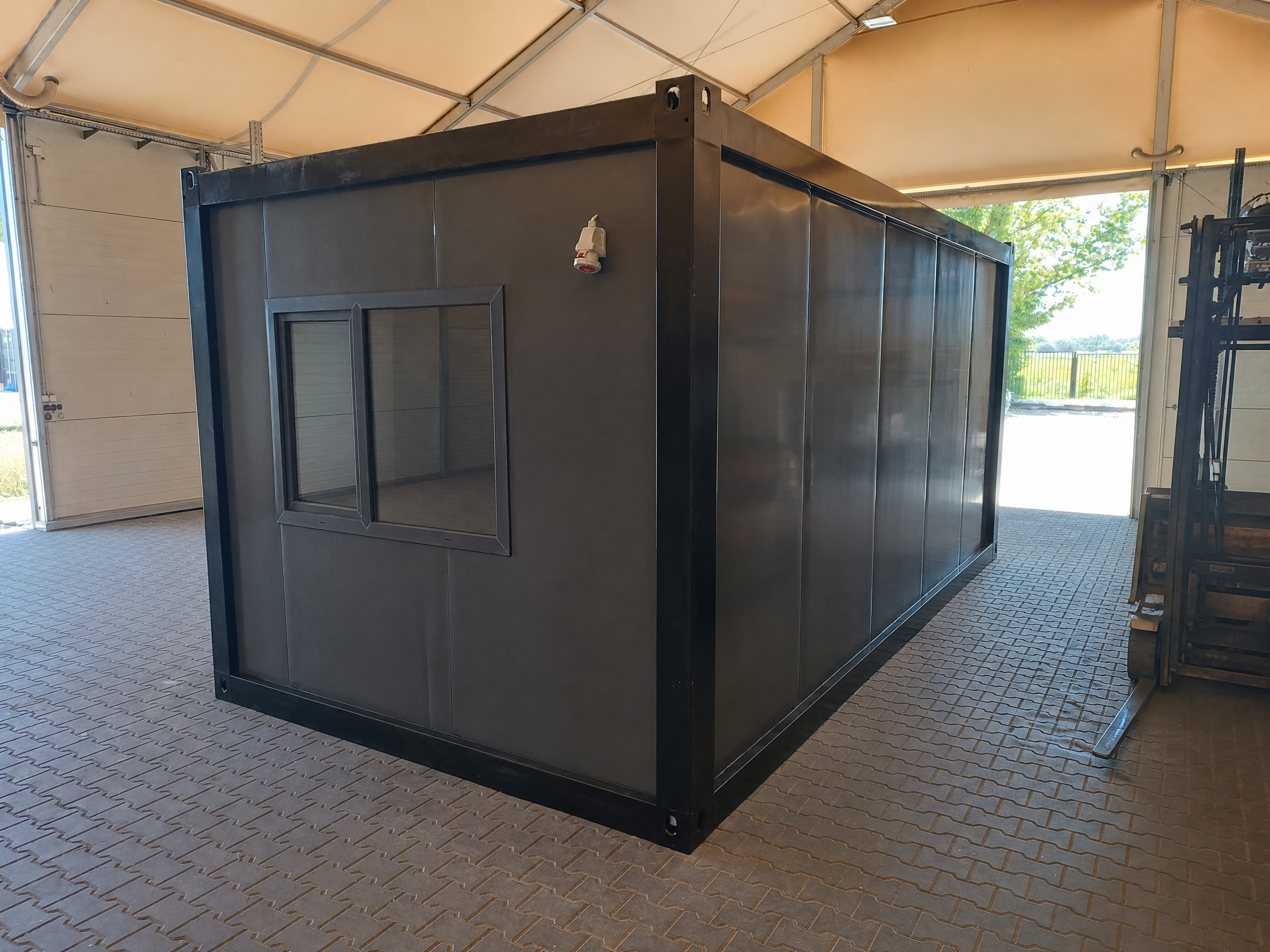 Bungalow bureau anthracite de 6 × 3 m : bureaux, chantiers ou habitations.
