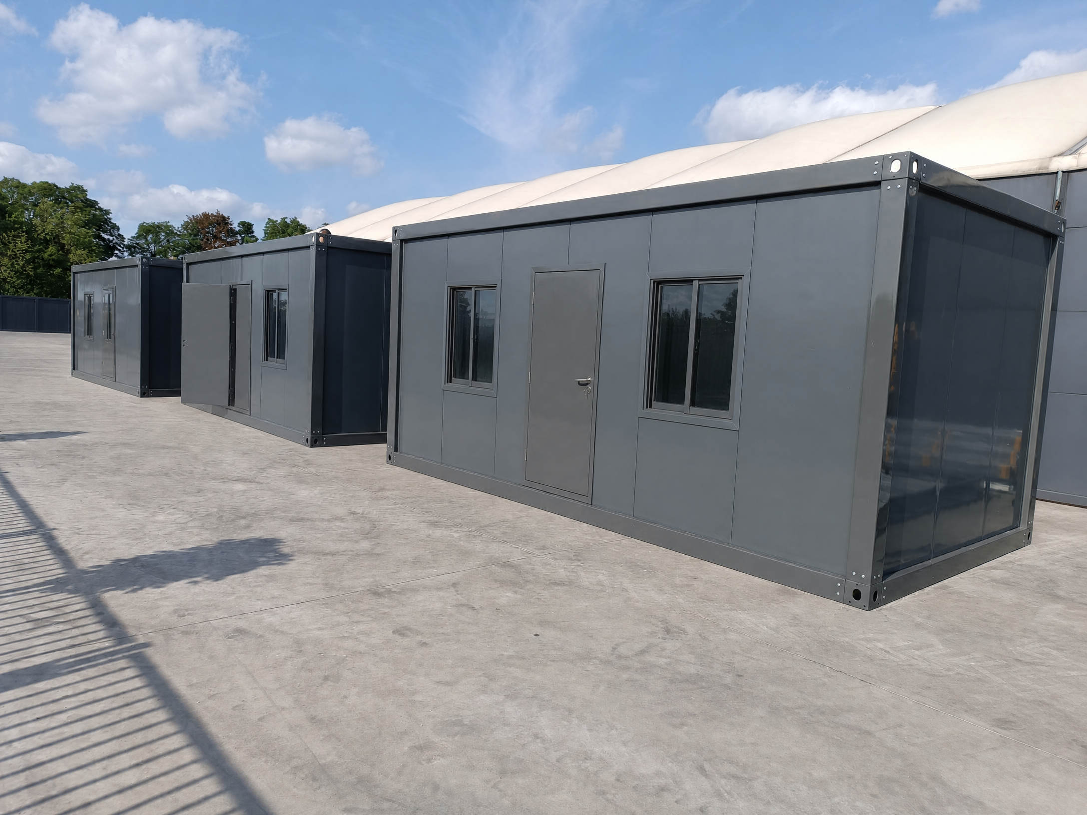 Bungalow bureau anthracite de 6 × 3 m : bureaux, chantiers ou habitations.