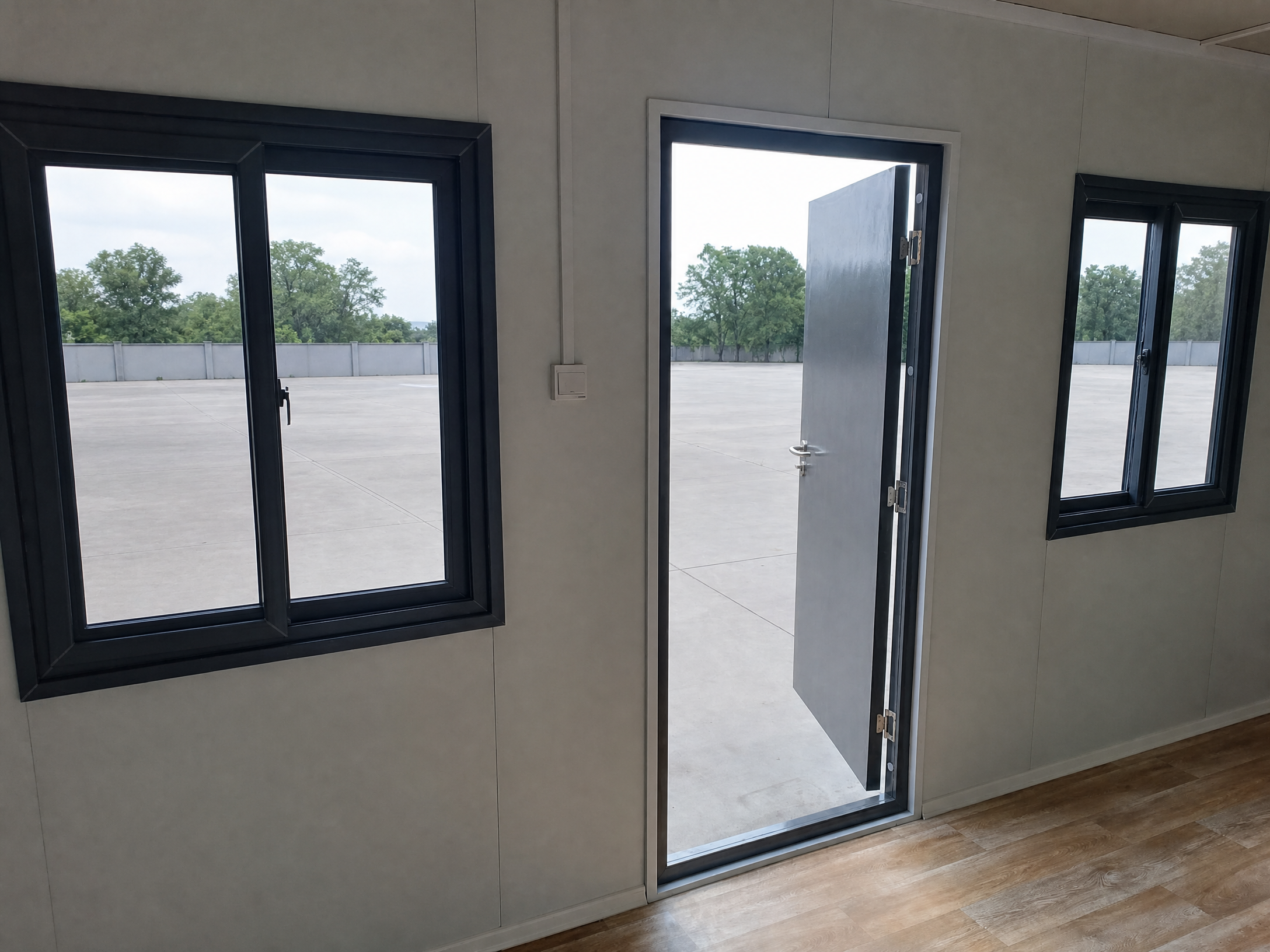 Bungalow bureau anthracite de 6 × 3 m : bureaux, chantiers ou habitations.