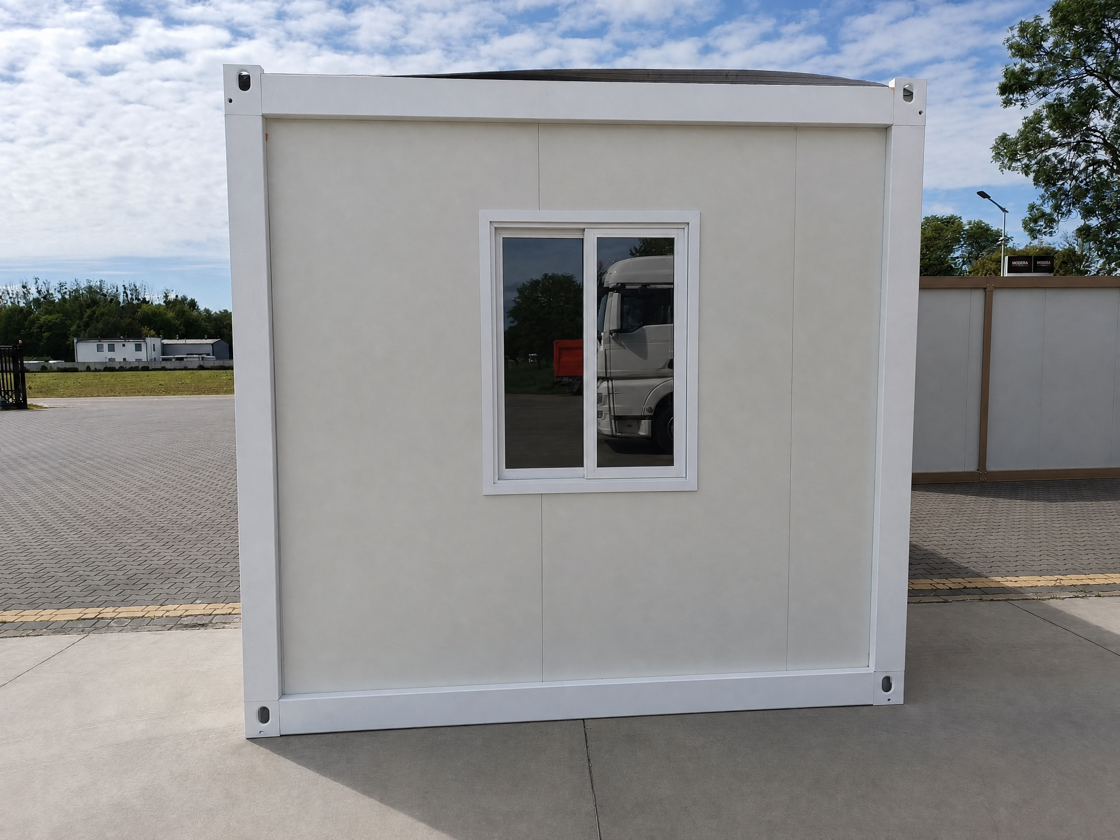 Bungalow bureau blancs de 6 × 3 m : bureaux, chantiers ou habitations.