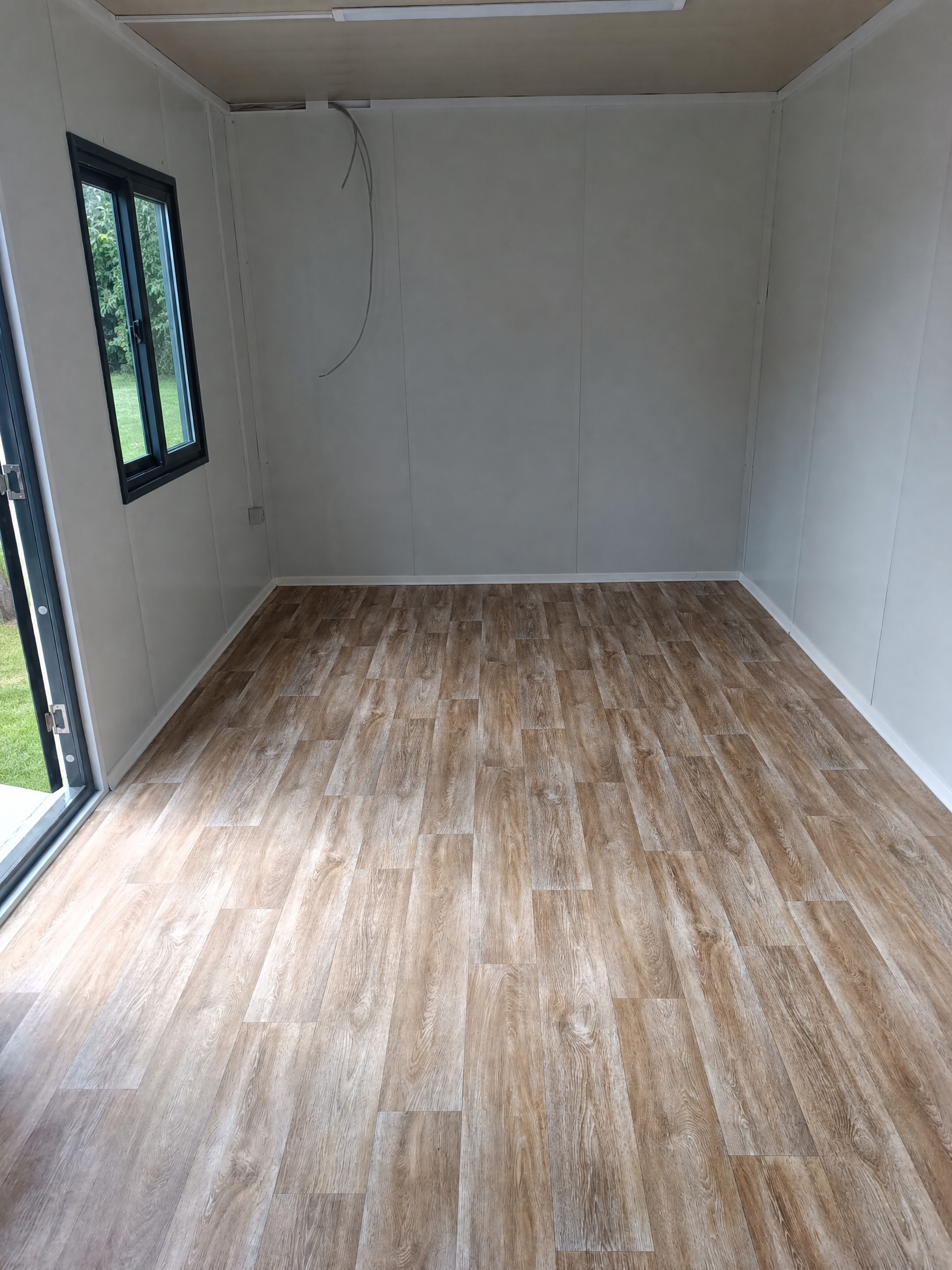Bungalow bureau anthracite de 6 × 3 m : bureaux, chantiers ou habitations.