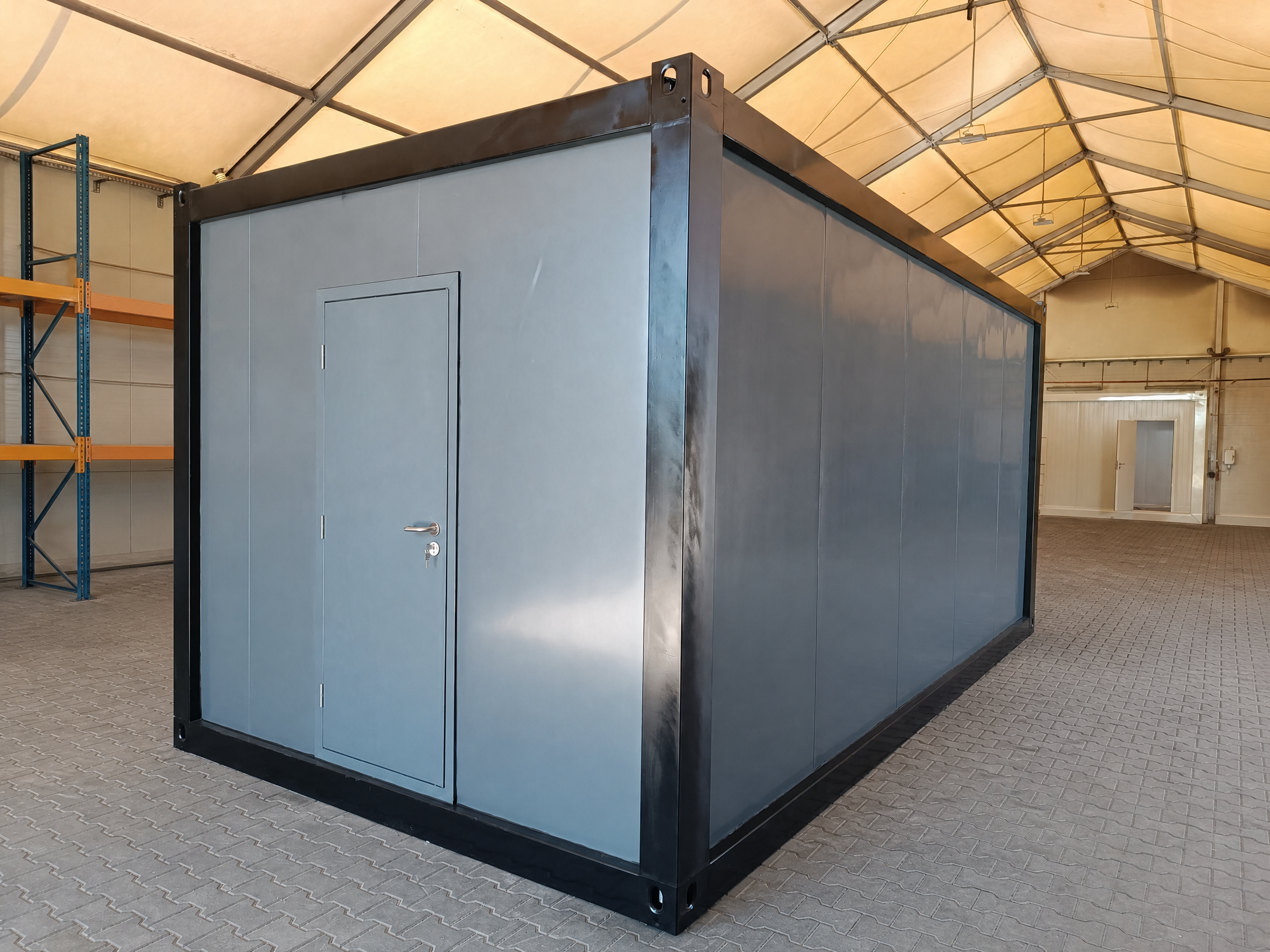 Bungalow bureau anthracite de 6 × 3 m : bureaux, chantiers ou habitations.