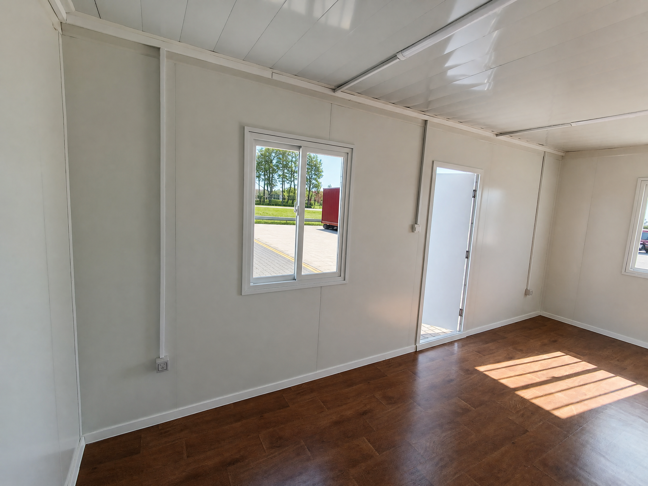 Bungalow bureau blancs de 6 × 3 m : bureaux, chantiers ou habitations.