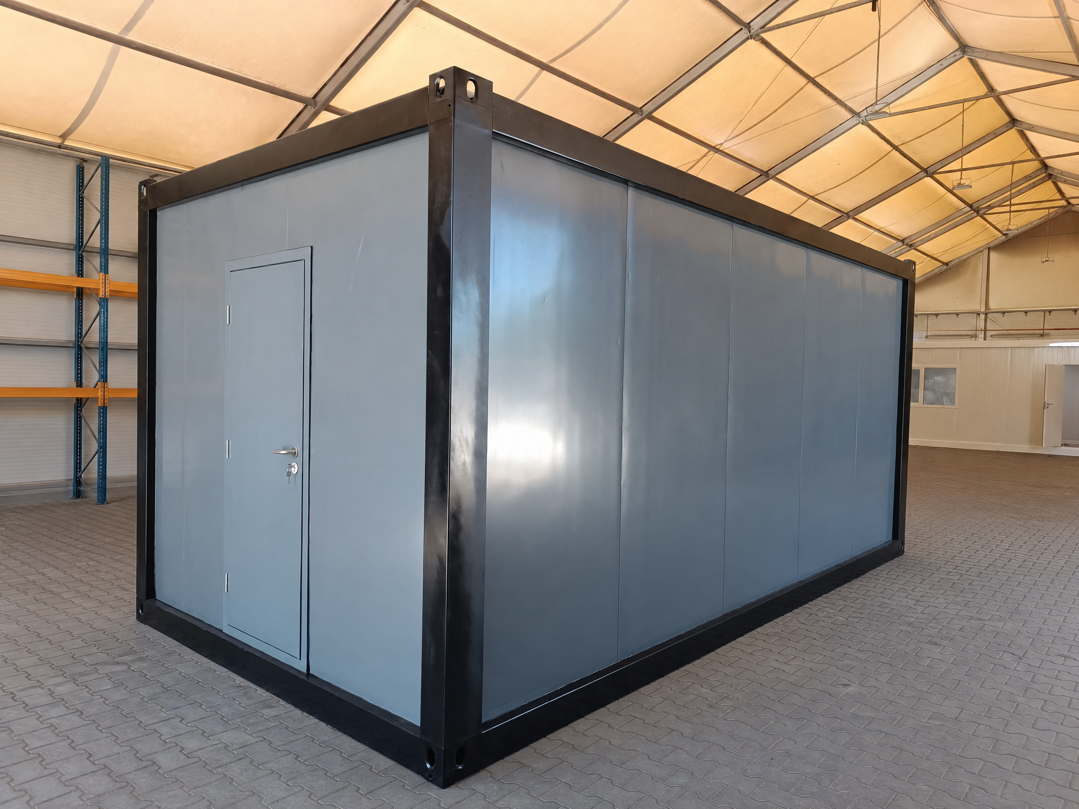 Bungalow bureau anthracite de 6 × 3 m : bureaux, chantiers ou habitations.
