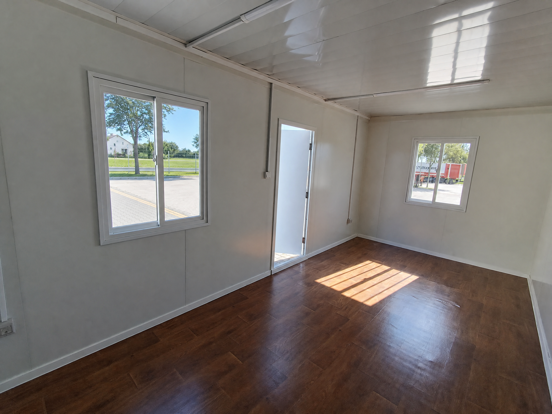Bungalow bureau blancs de 6 × 3 m : bureaux, chantiers ou habitations.