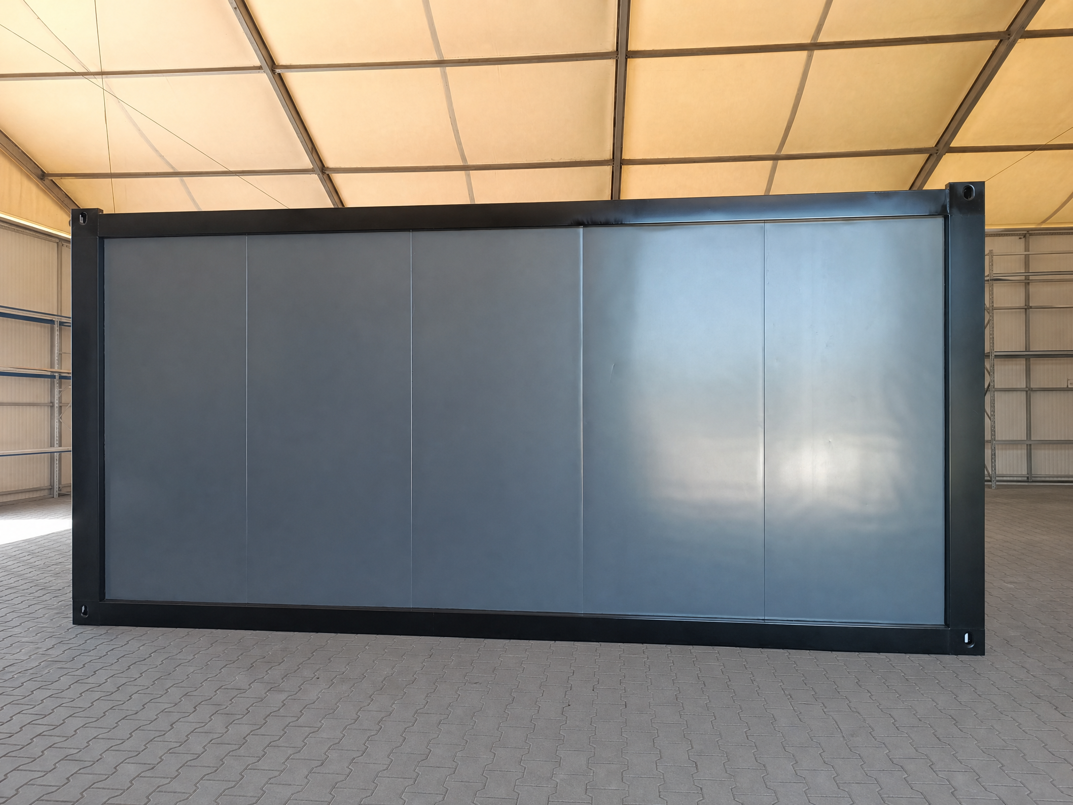 Bungalow bureau anthracite de 6 × 3 m : bureaux, chantiers ou habitations.