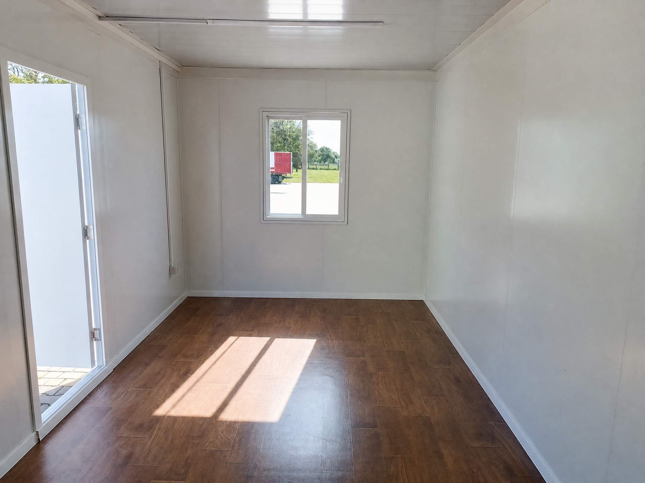 Bungalow bureau blancs de 6 × 3 m : bureaux, chantiers ou habitations.