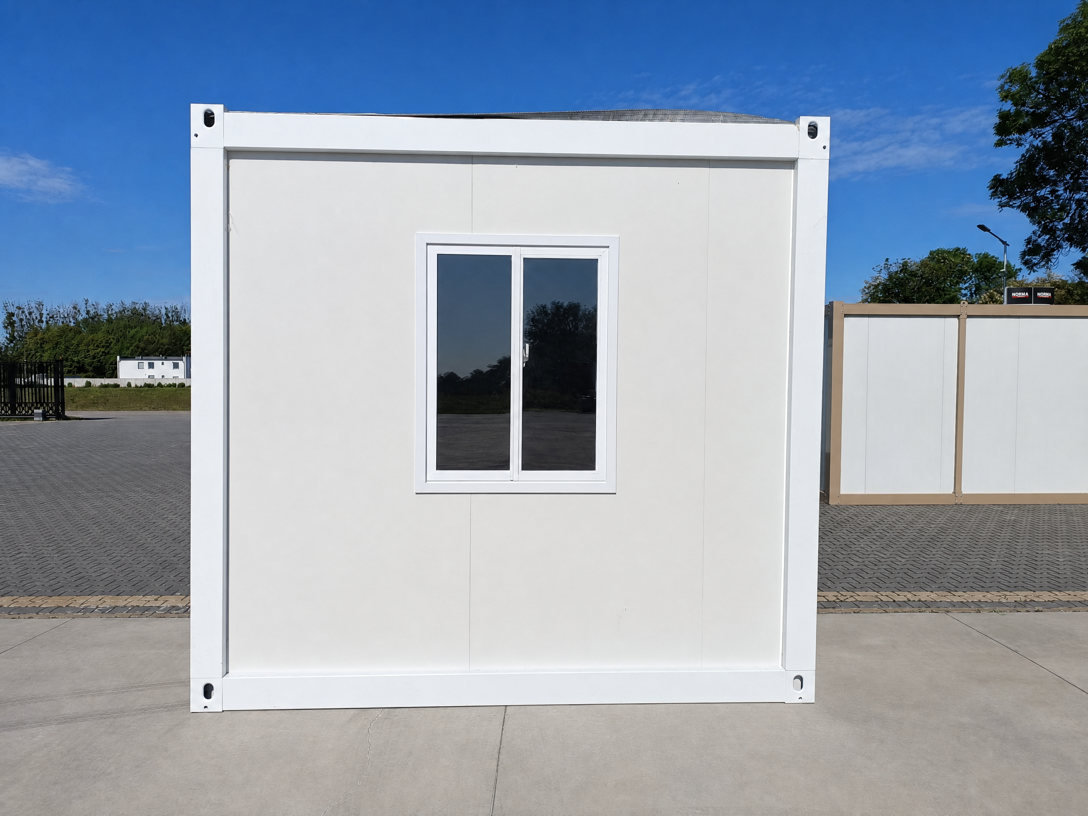 Bungalow bureau blancs de 6 × 3 m : bureaux, chantiers ou habitations.