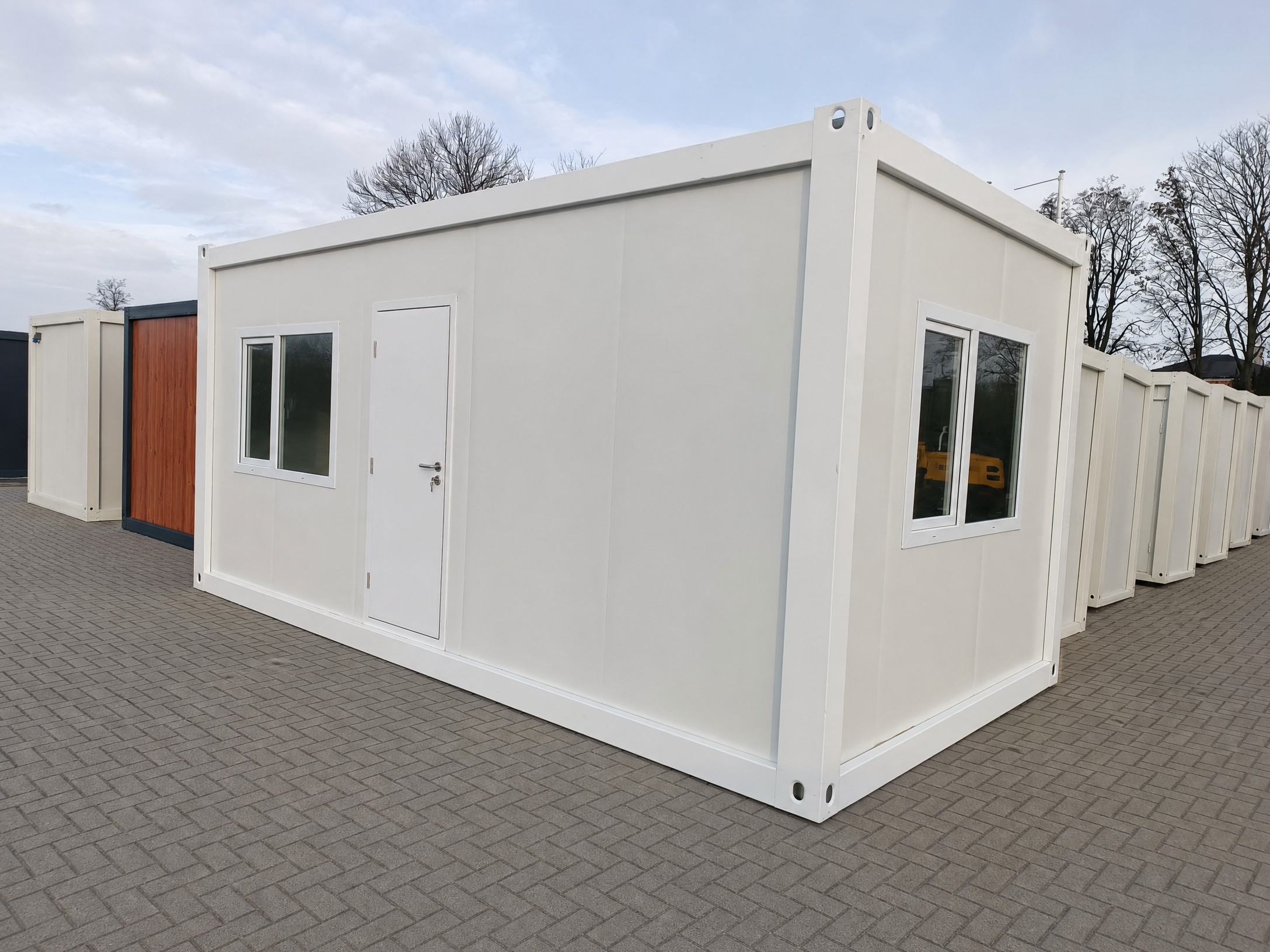 Bungalow bureau blancs de 6 × 3 m : bureaux, chantiers ou habitations.