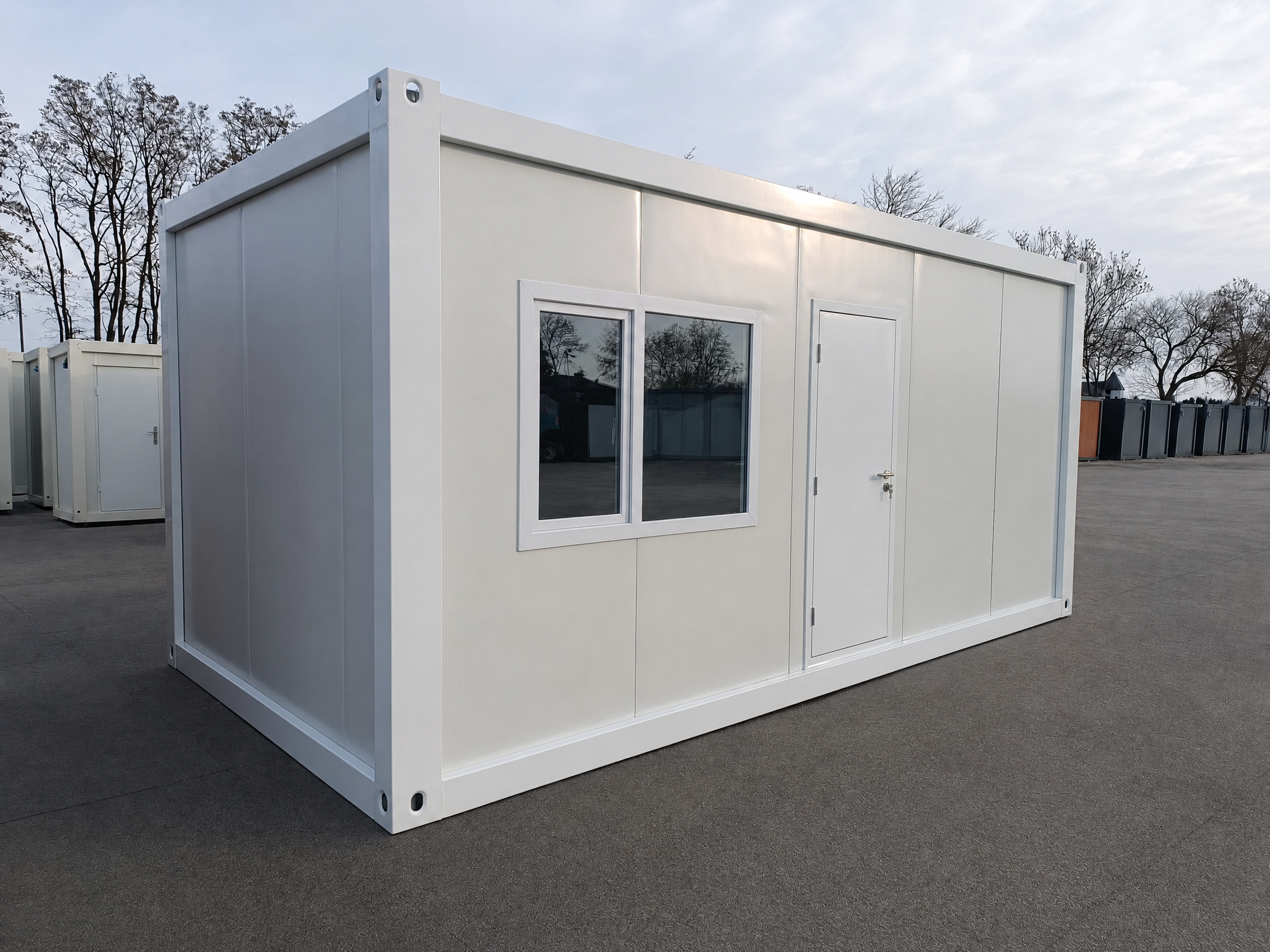 Bungalow bureau blancs de 6 × 3 m : bureaux, chantiers ou habitations.