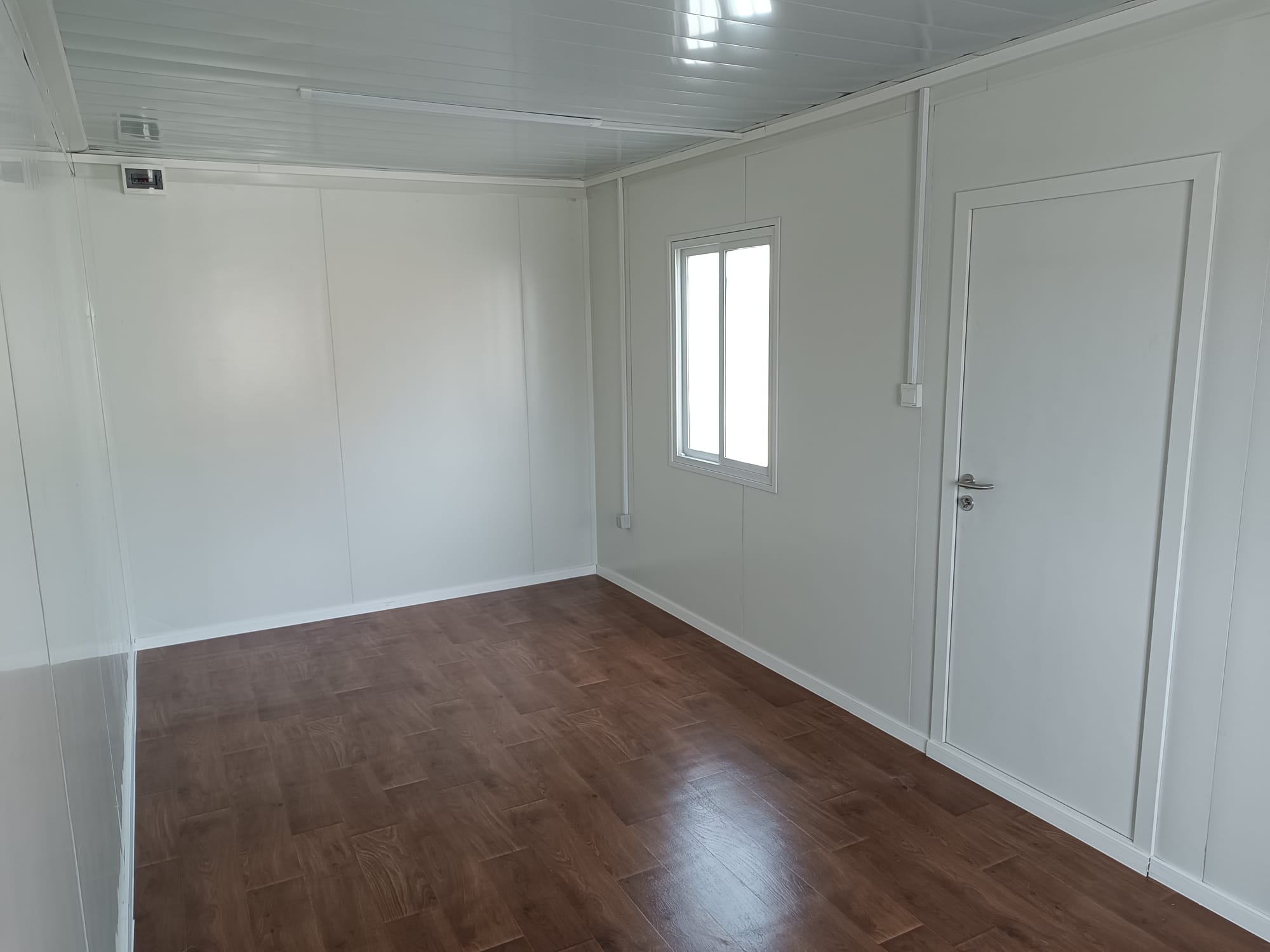 Bungalow bureau blancs de 6 × 3 m : bureaux, chantiers ou habitations.