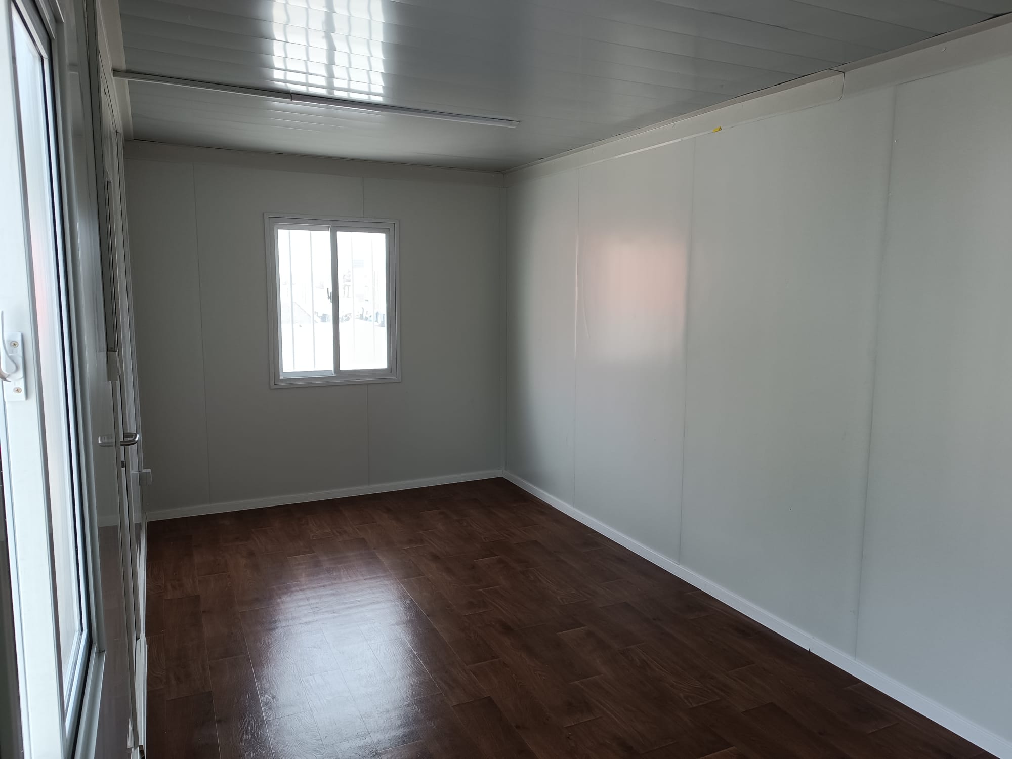Bungalow bureau blancs de 6 × 3 m : bureaux, chantiers ou habitations.
