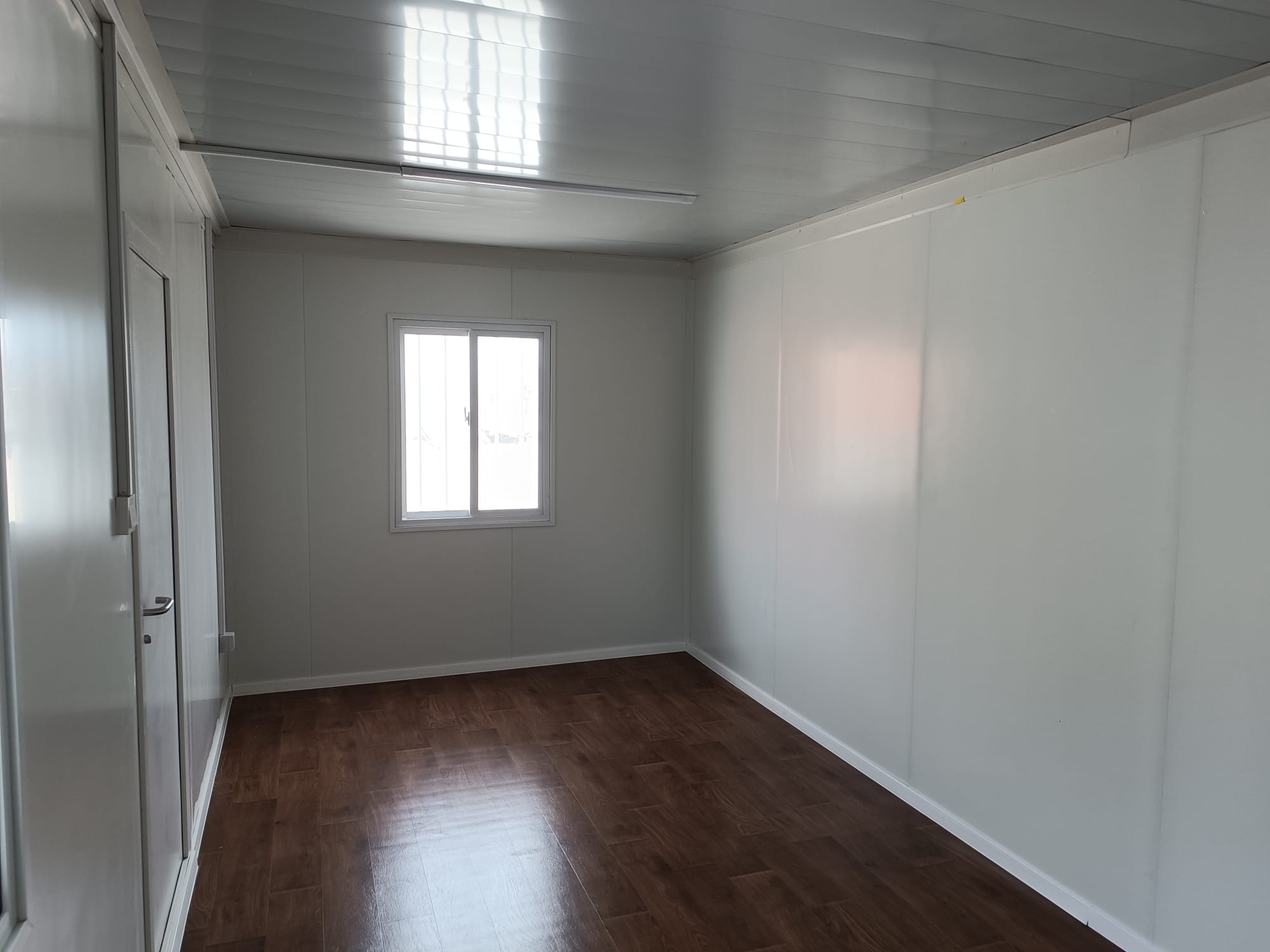 Bungalow bureau blancs de 6 × 3 m : bureaux, chantiers ou habitations.