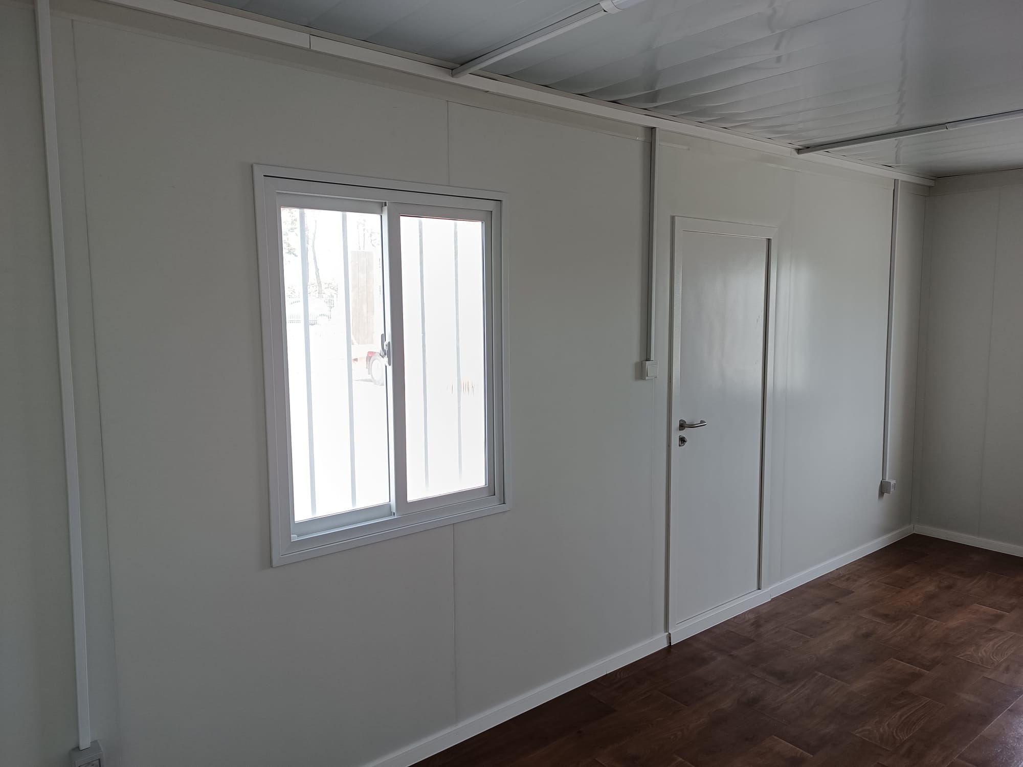 Bungalow bureau blancs de 6 × 3 m : bureaux, chantiers ou habitations.