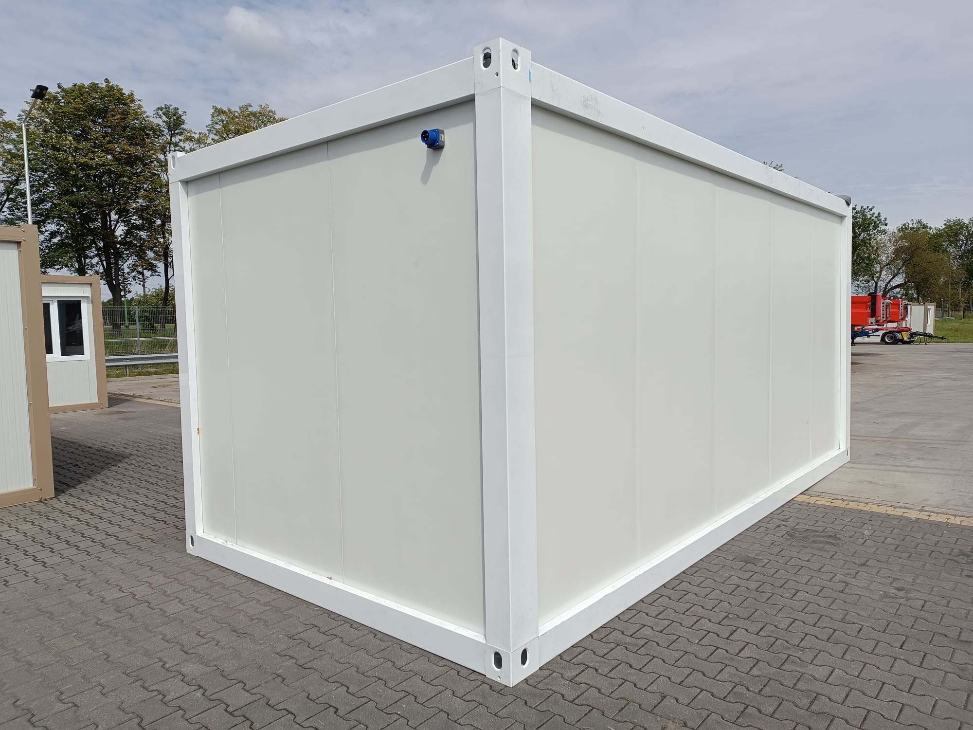 Bungalow bureau blancs de 6 × 3 m : bureaux, chantiers ou habitations.