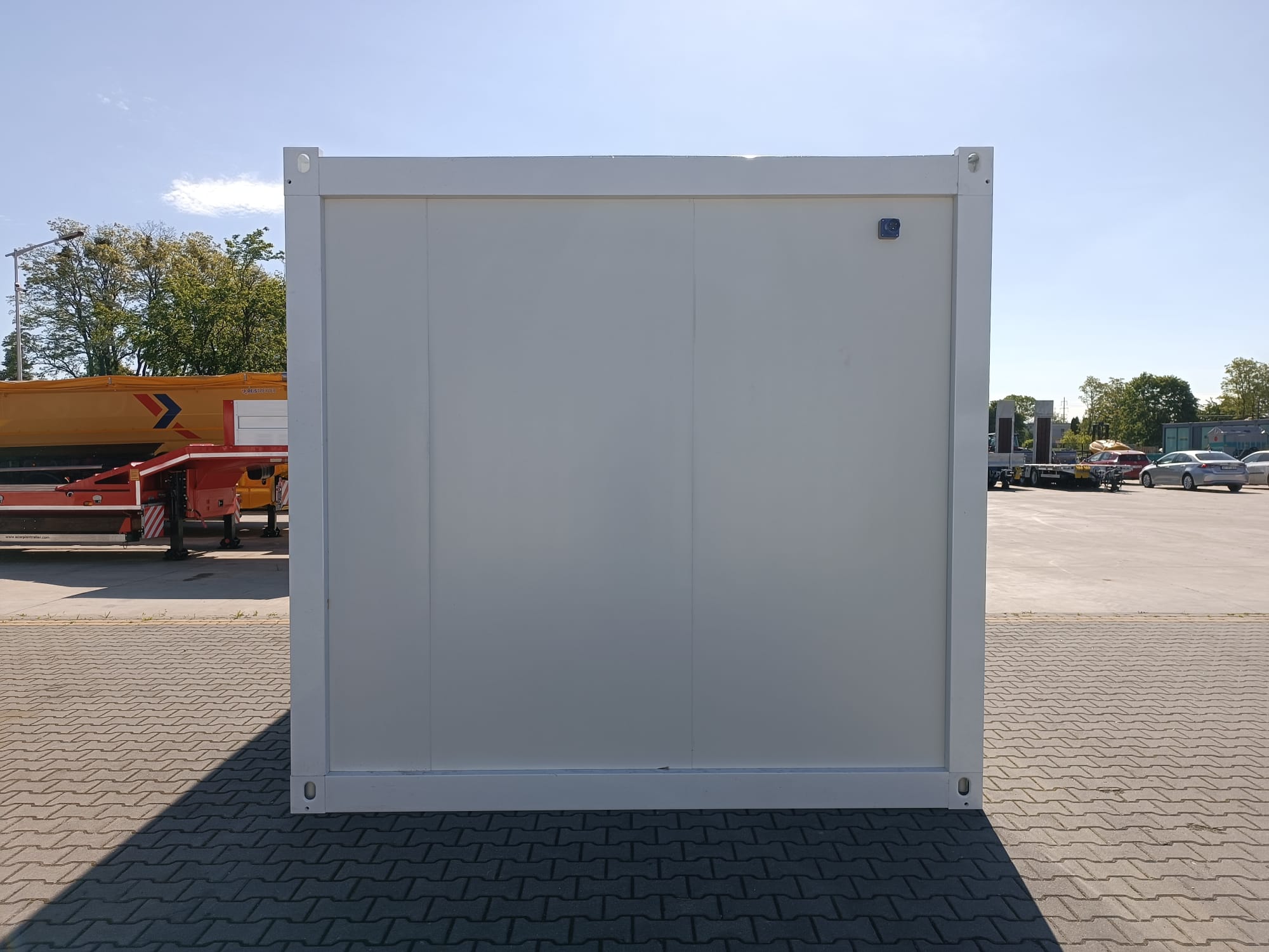 Bungalow bureau blancs de 6 × 3 m : bureaux, chantiers ou habitations.