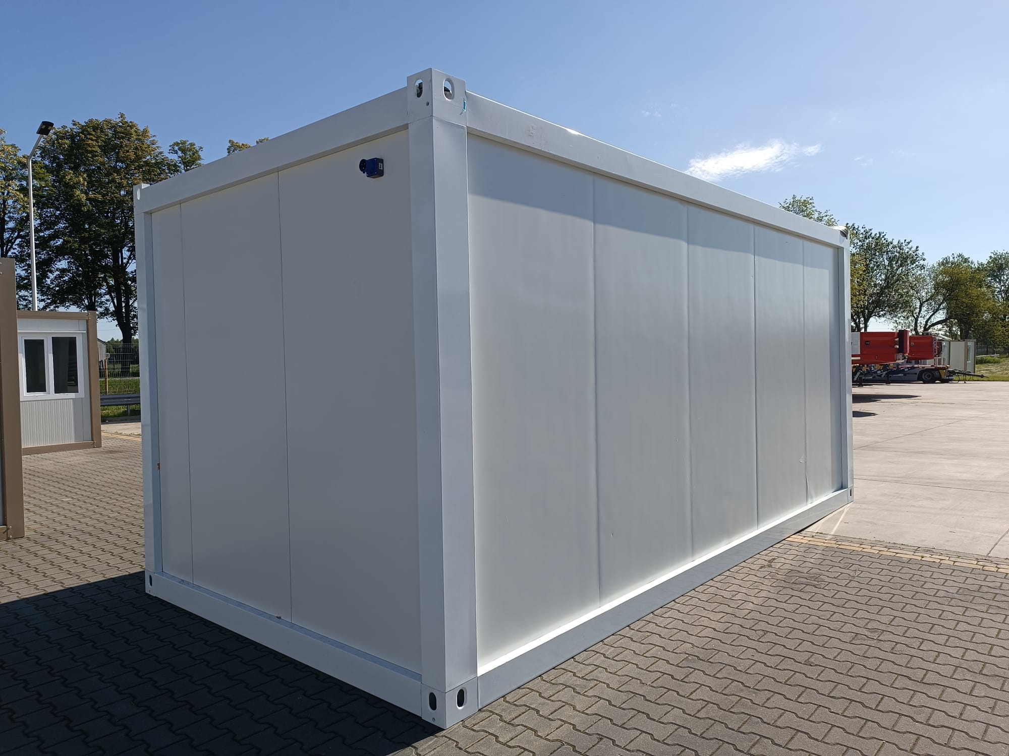 Bungalow bureau blancs de 6 × 3 m : bureaux, chantiers ou habitations.