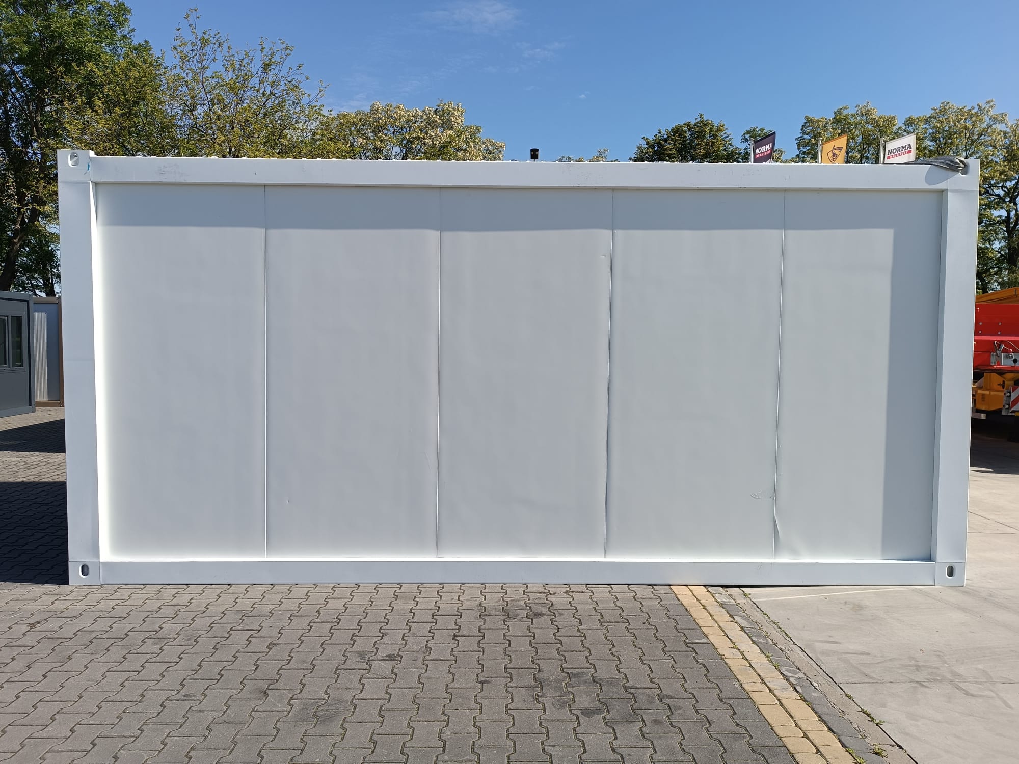 Bungalow bureau blancs de 6 × 3 m : bureaux, chantiers ou habitations.