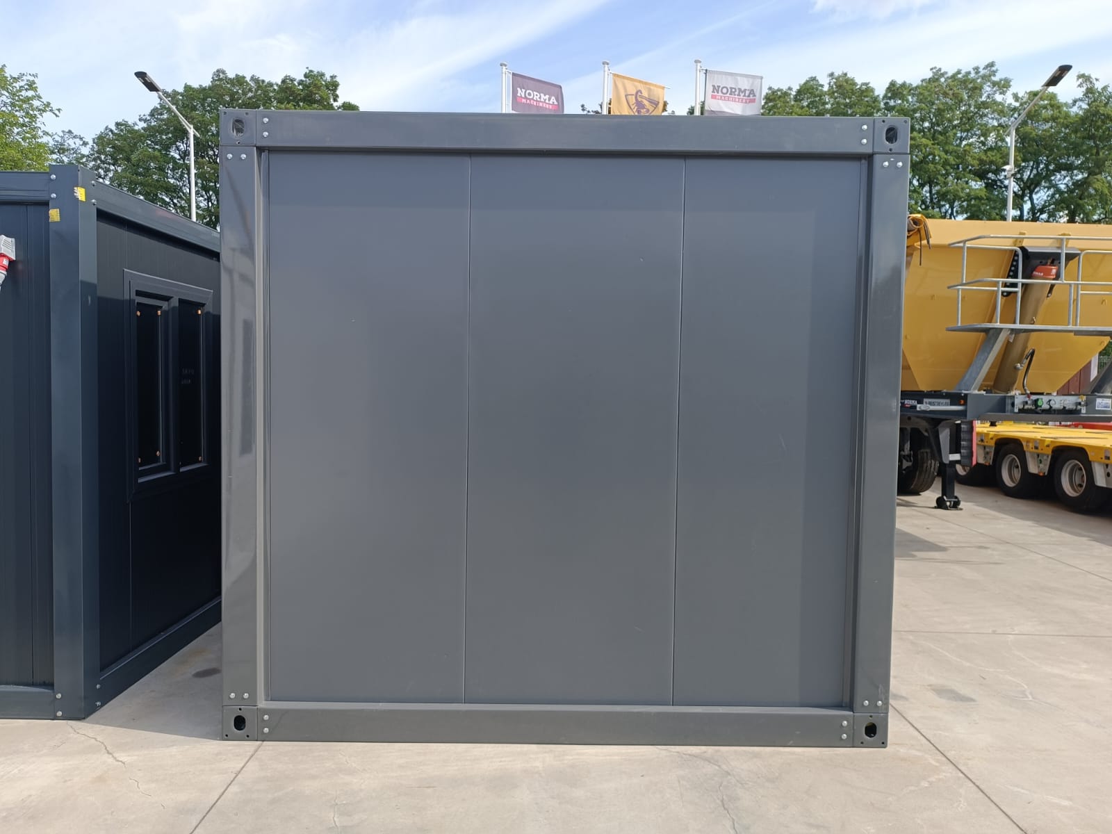 Bungalow bureau anthracite de 6 × 3 m : bureaux, chantiers ou habitations.