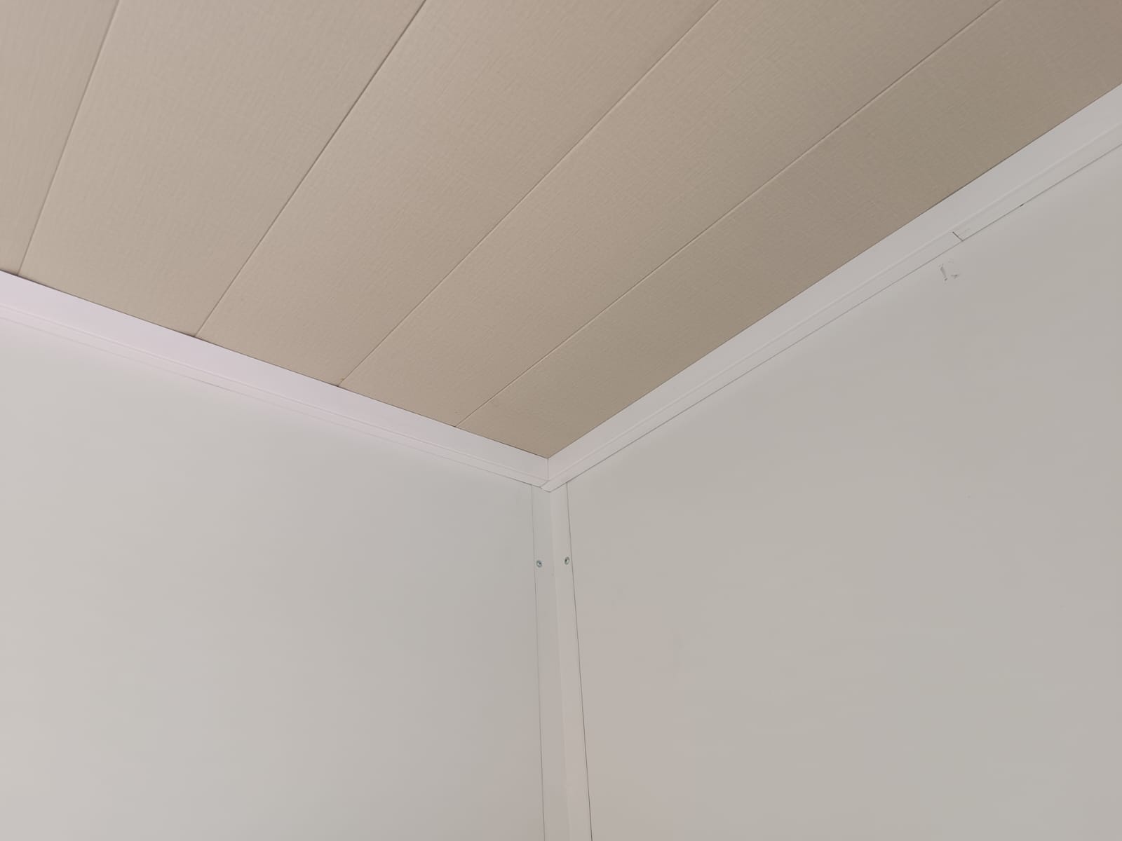 Bungalow bureau anthracite de 6 × 3 m : bureaux, chantiers ou habitations.