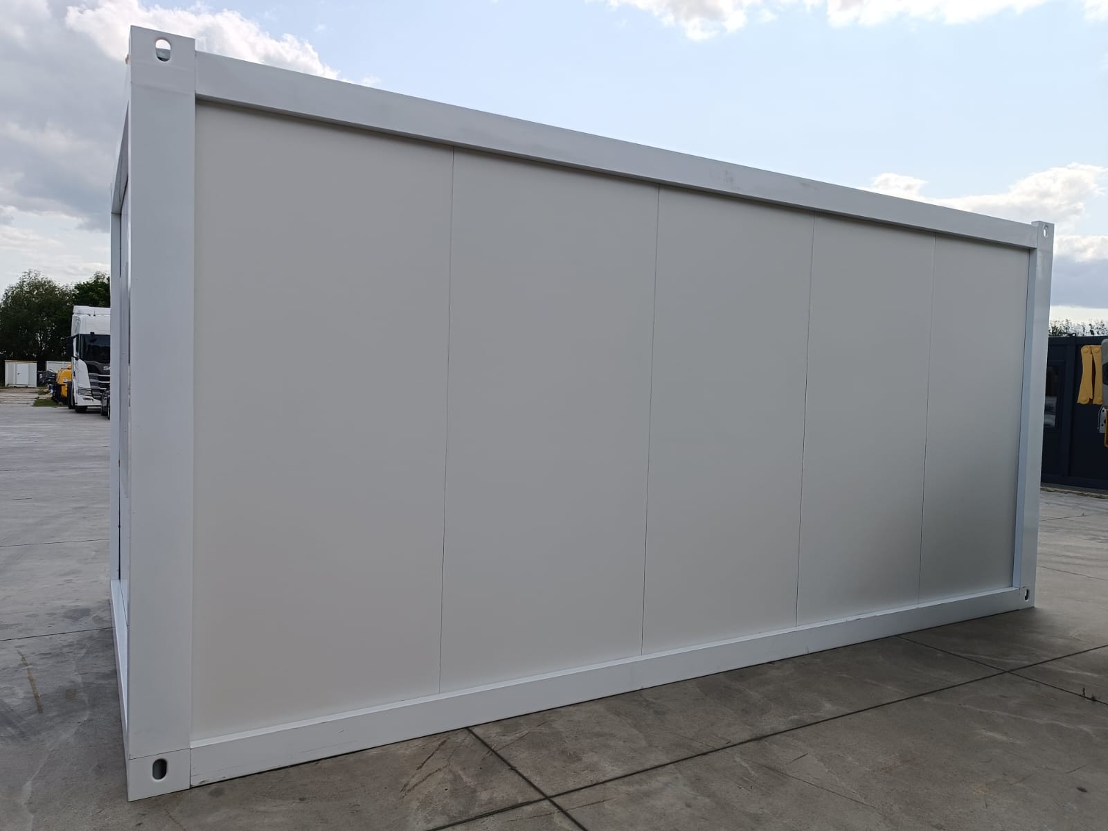 Bungalow bureau blancs de 6 × 3 m : bureaux, chantiers ou habitations.