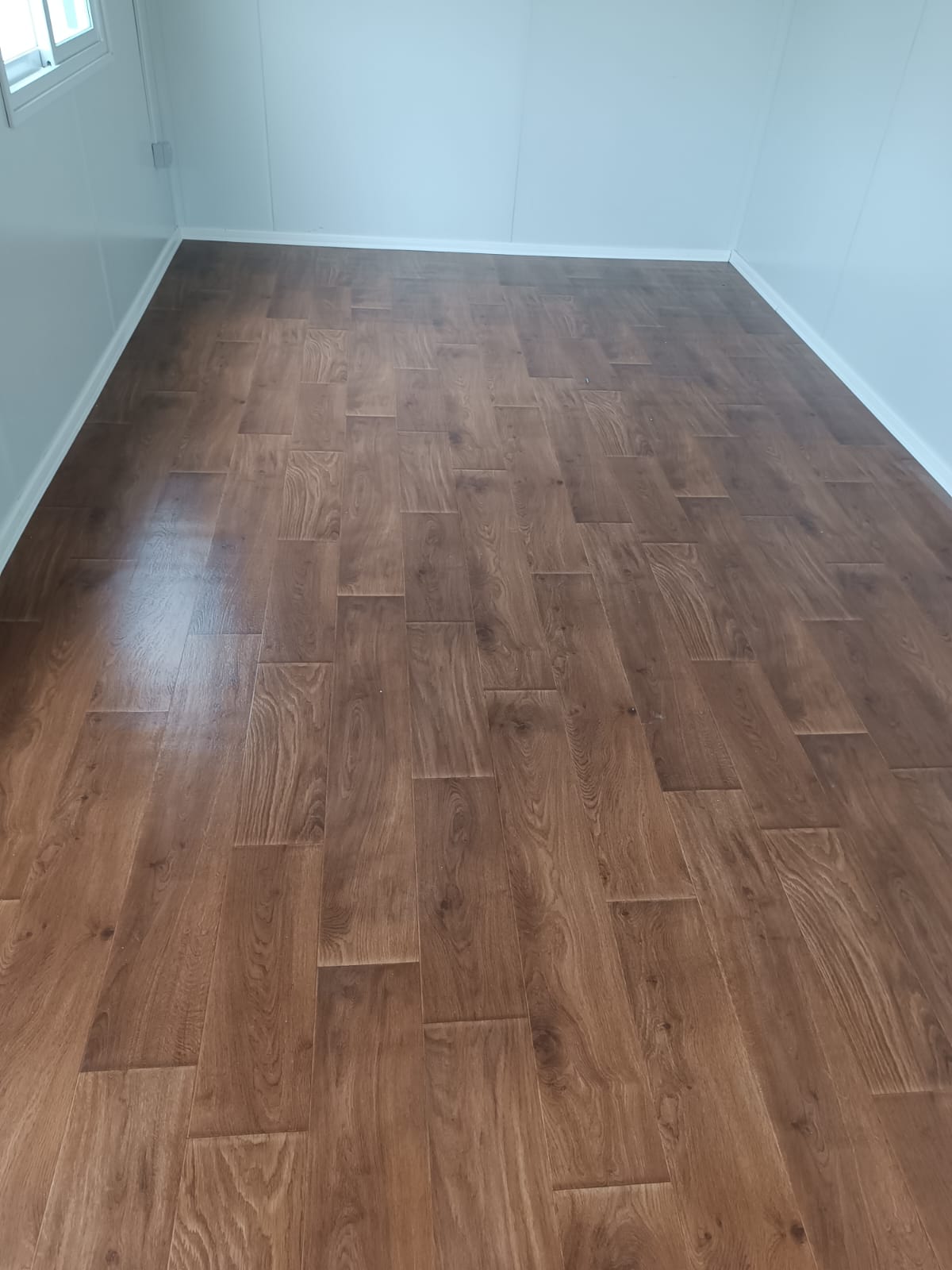 Bungalow bureau blancs de 6 × 3 m : bureaux, chantiers ou habitations.
