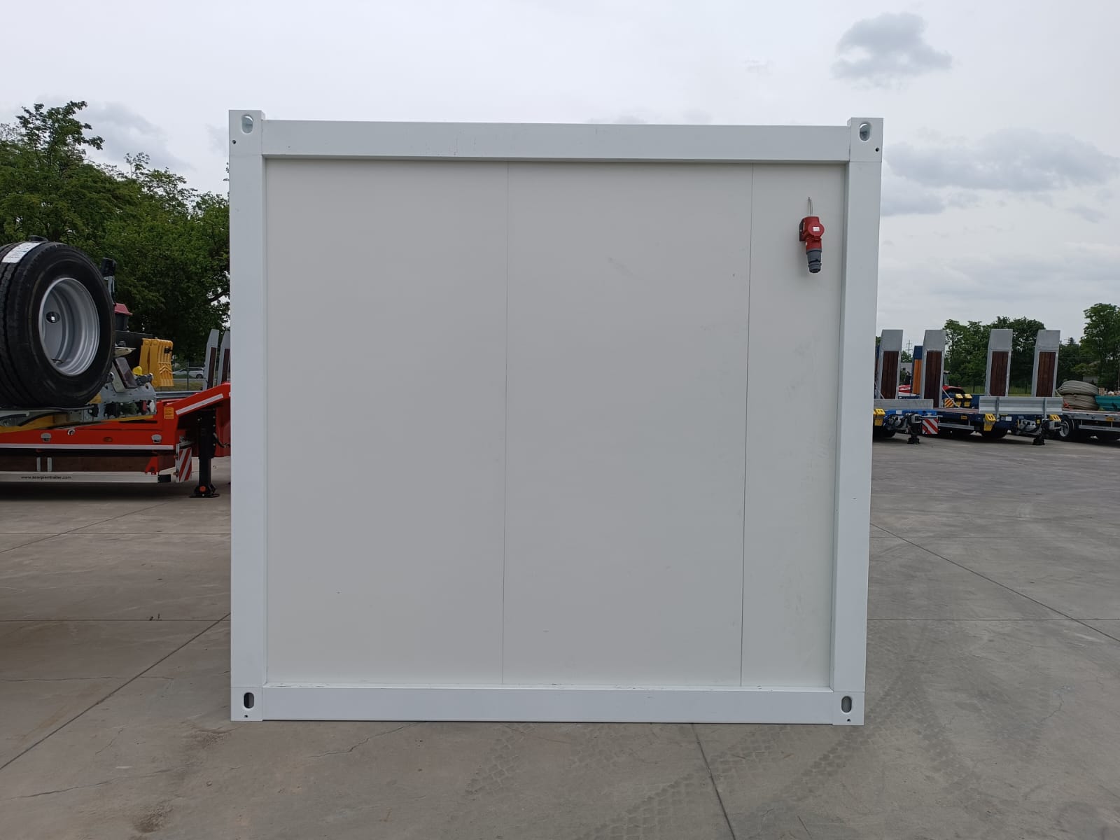 Bungalow bureau blancs de 6 × 3 m : bureaux, chantiers ou habitations.