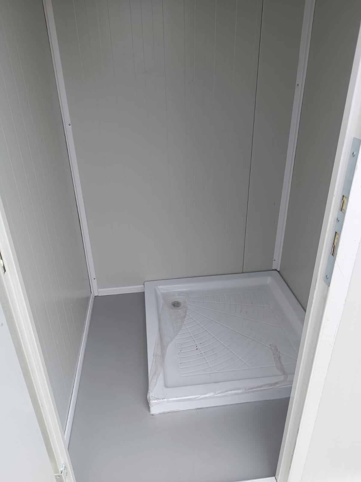 Cabines sanitaires / cabines WC + douche doubles, 1,43 × 2,68 m