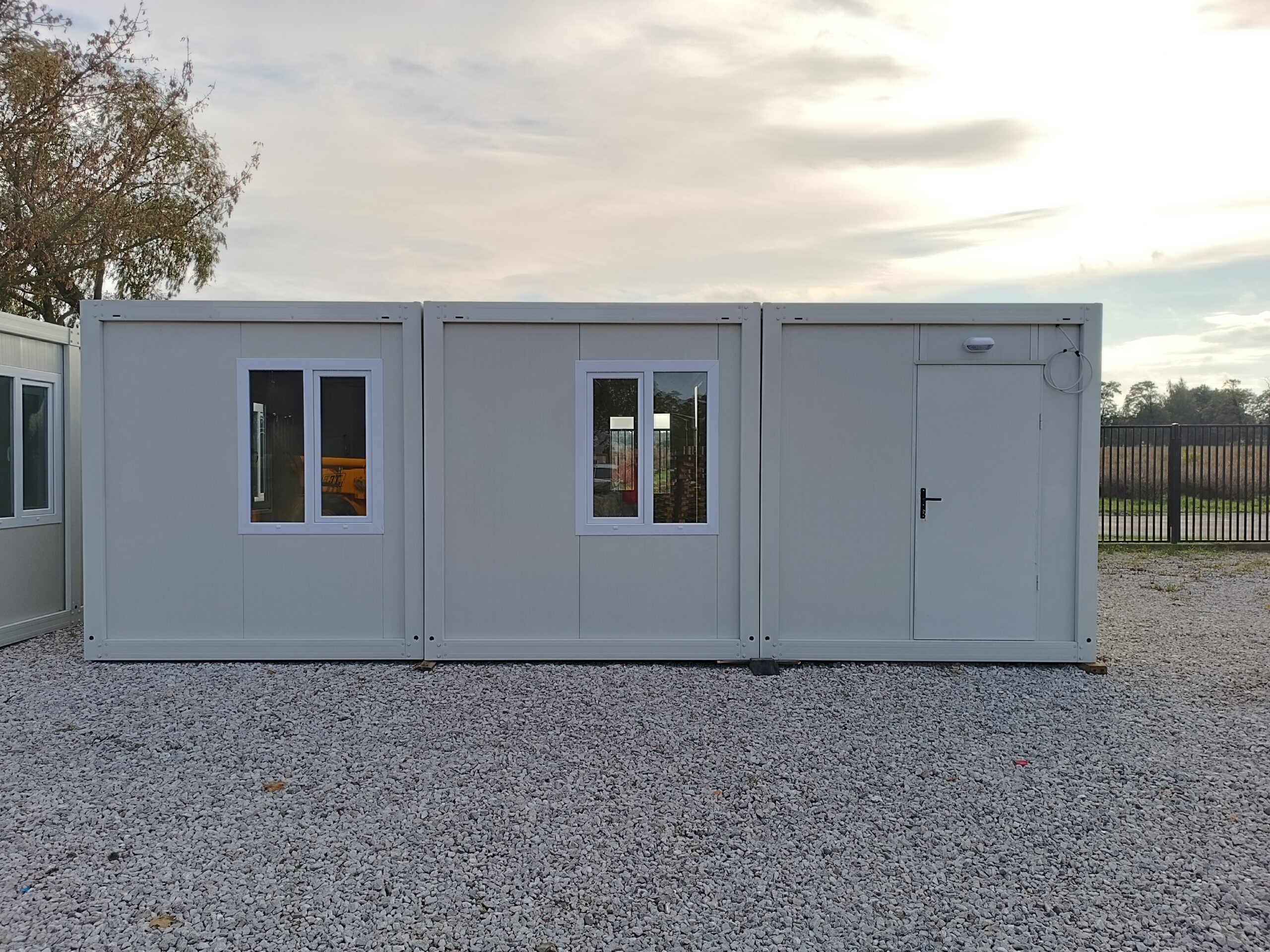 Bungalow bureau , d’habitation ou de bureau — blanc, 6 × 7,2 m, triple et assemblé