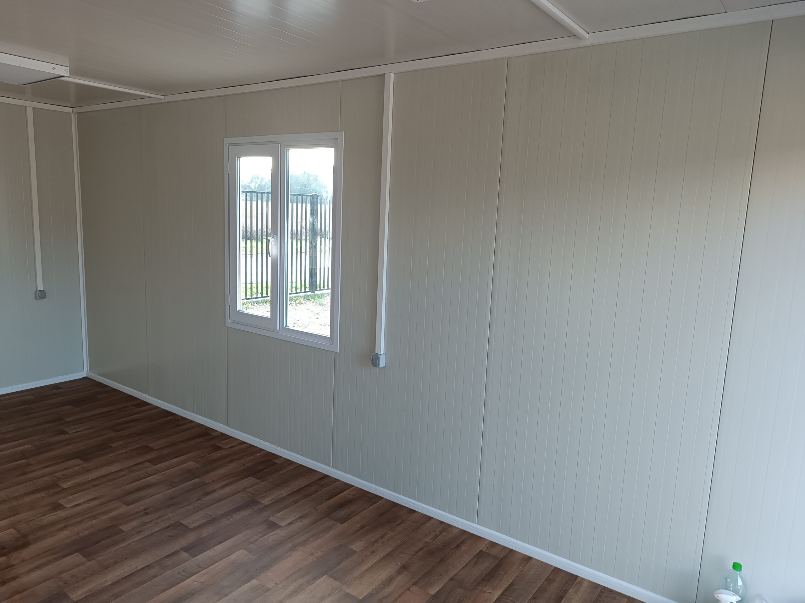 Bungalow bureau , d’habitation ou de bureau — blanc, 6 × 7,2 m, triple et assemblé