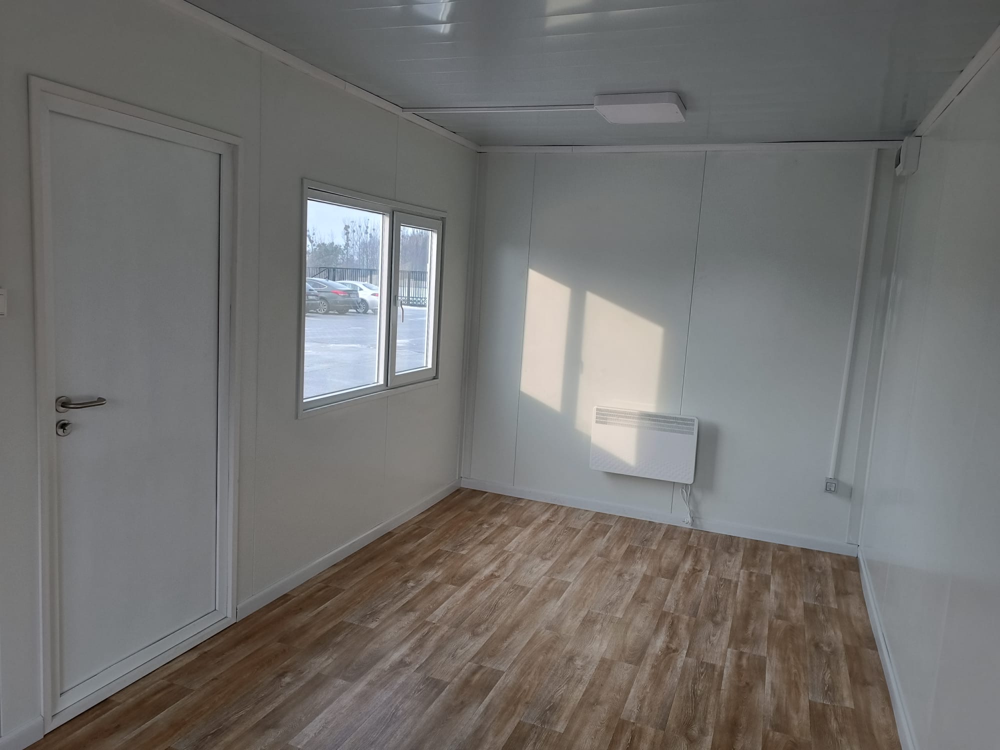 Bungalow bureau blancs de 6 × 3 m : bureaux, chantiers ou habitations.
