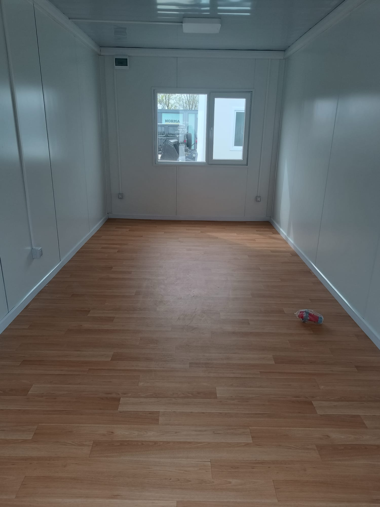 Bungalow bureau blancs de 6 × 3 m : bureaux, chantiers ou habitations.