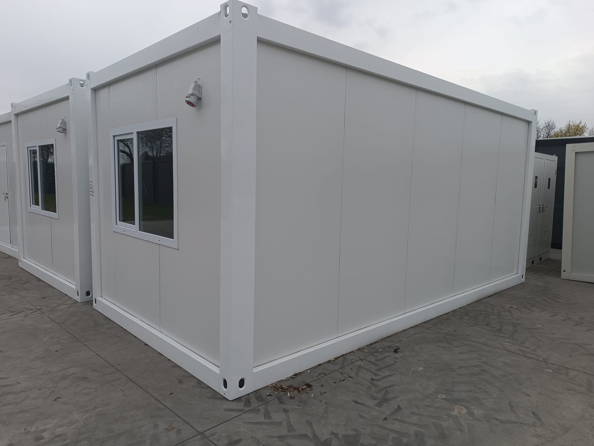 Bungalow bureau blancs de 6 × 3 m : bureaux, chantiers ou habitations.