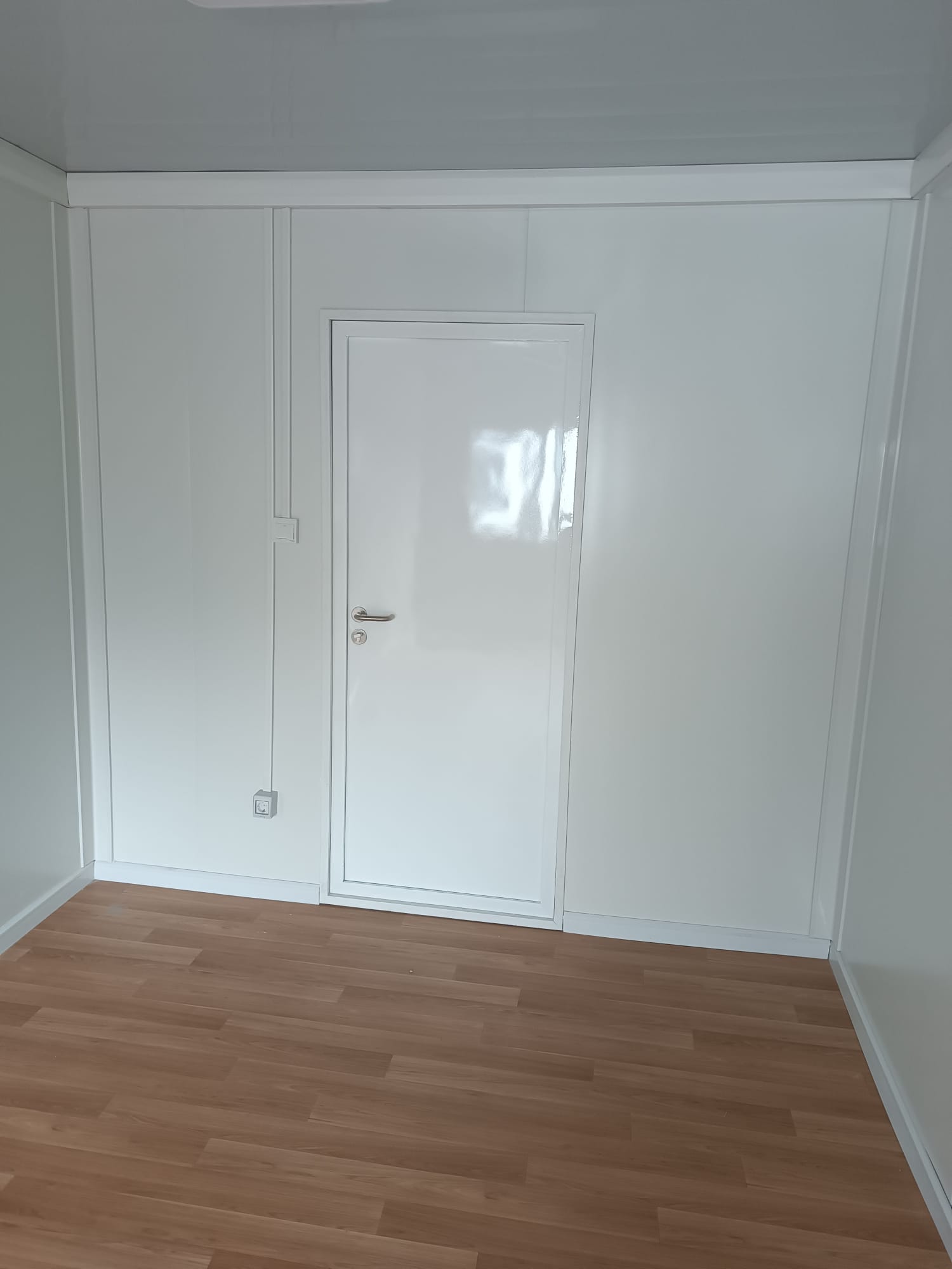 Bungalow bureau blancs de 6 × 3 m : bureaux, chantiers ou habitations.