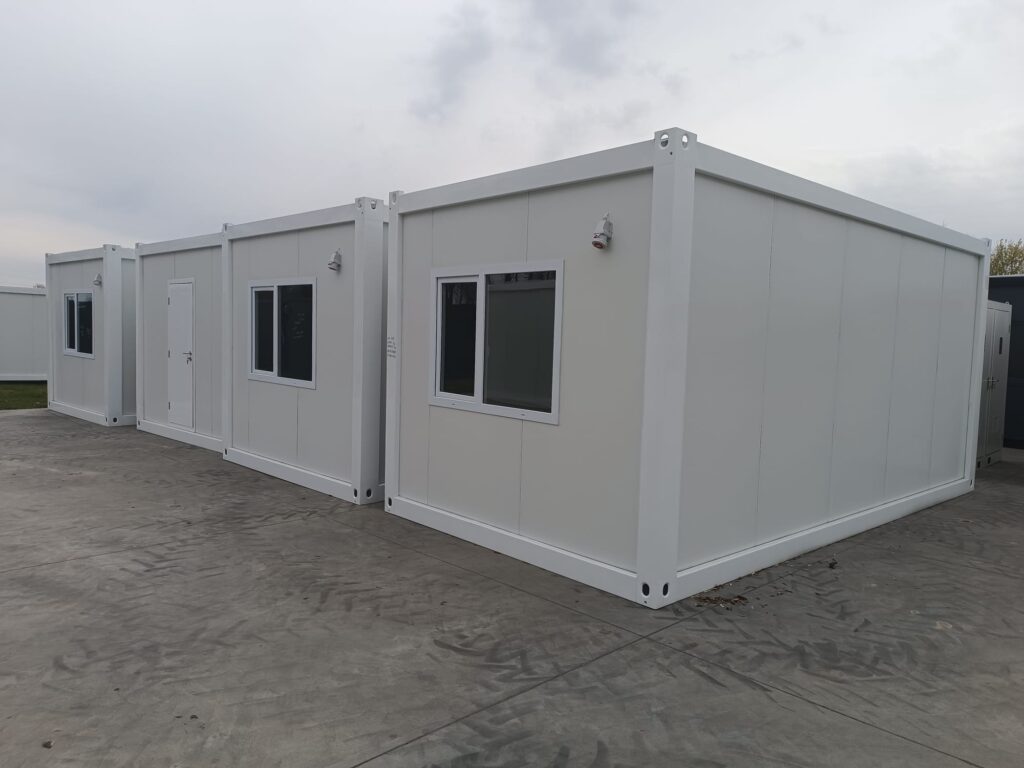 Bungalow bureau blancs de 6 × 3 m : bureaux, chantiers ou habitations.
