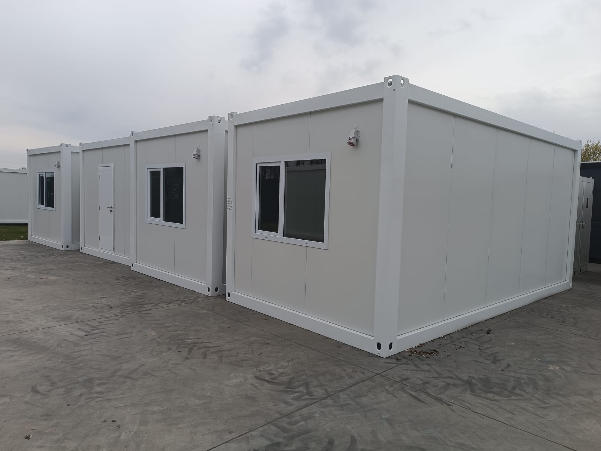 Bungalow bureau blancs de 6 × 3 m : bureaux, chantiers ou habitations.