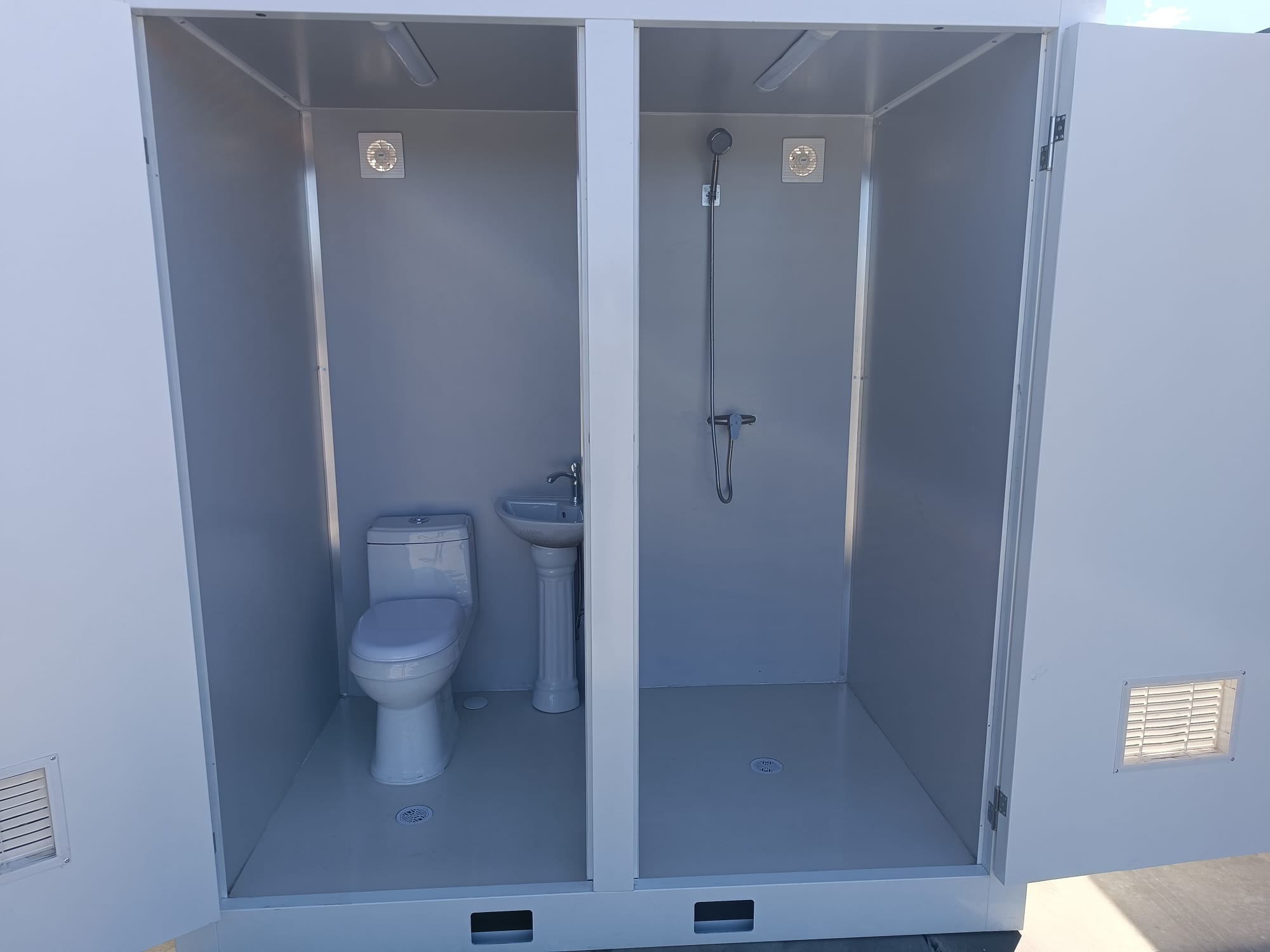 Cabines sanitaires, cabines WC avec douche, 1,3 × 2,1 m
