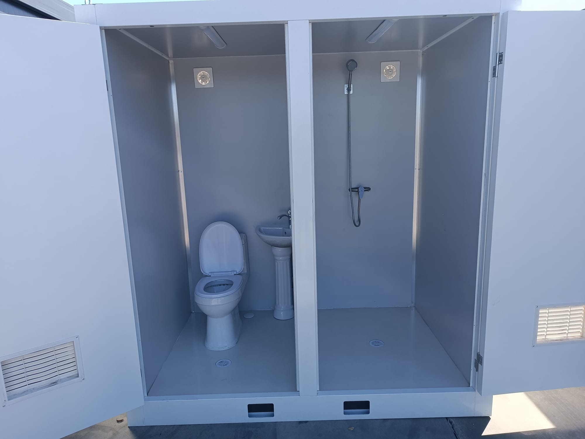 Cabines sanitaires, cabines WC avec douche, 1,3 × 2,1 m