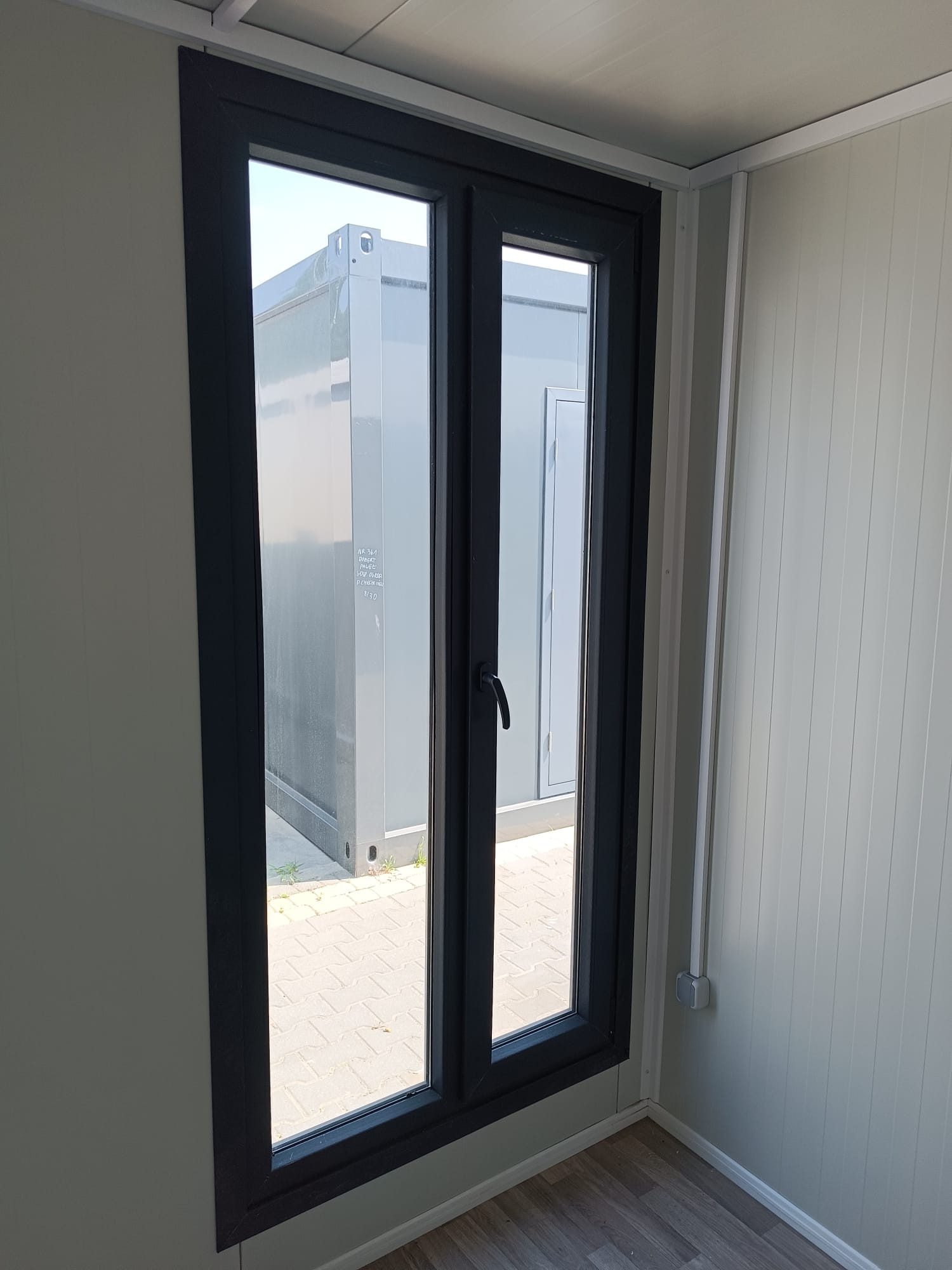 BUNGALOW BUREAU 6 x 2,4 m ANTHRACITE  AVEC GRANDES FENÊTRES