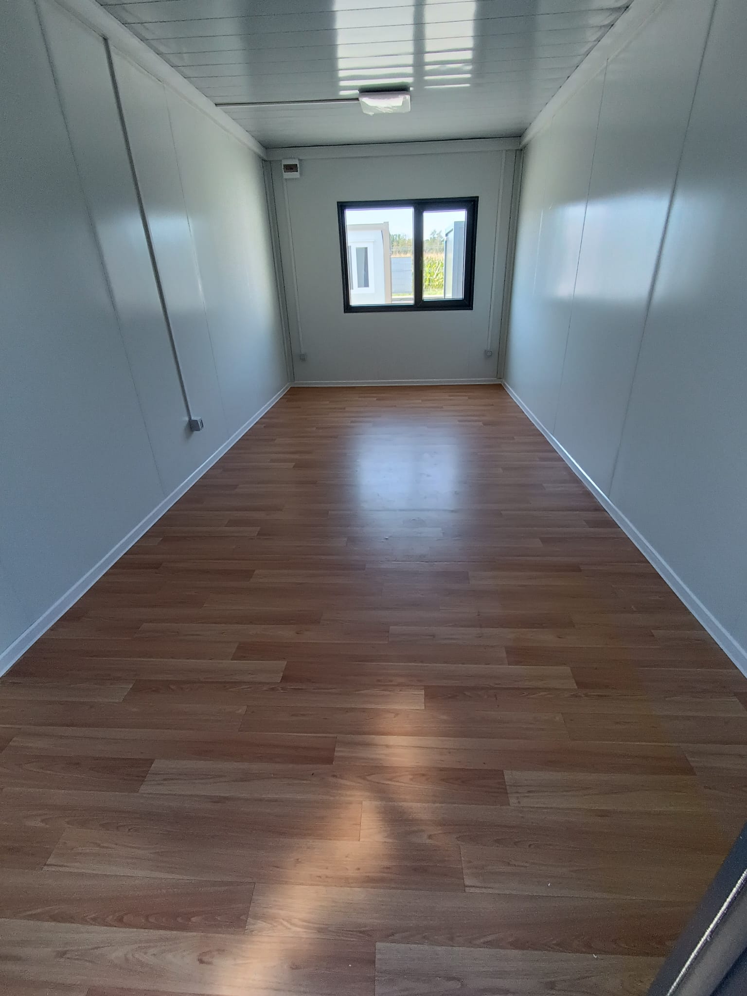 Bungalow bureau anthracite de 6 × 3 m : bureaux, chantiers ou habitations.