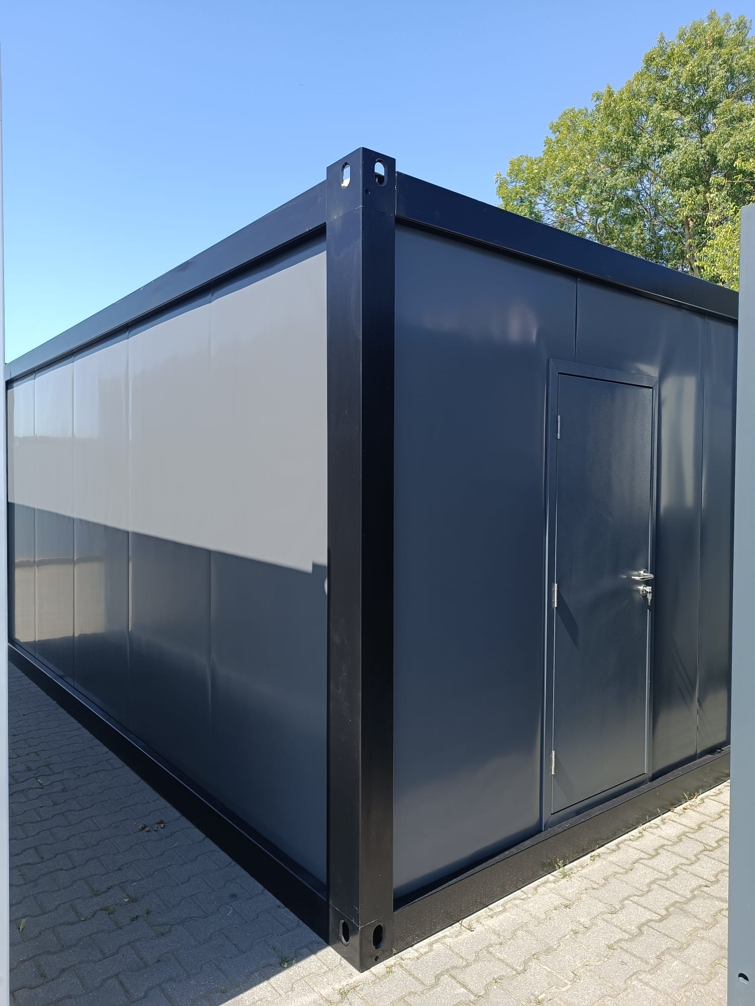 Bungalow bureau anthracite de 6 × 3 m : bureaux, chantiers ou habitations.