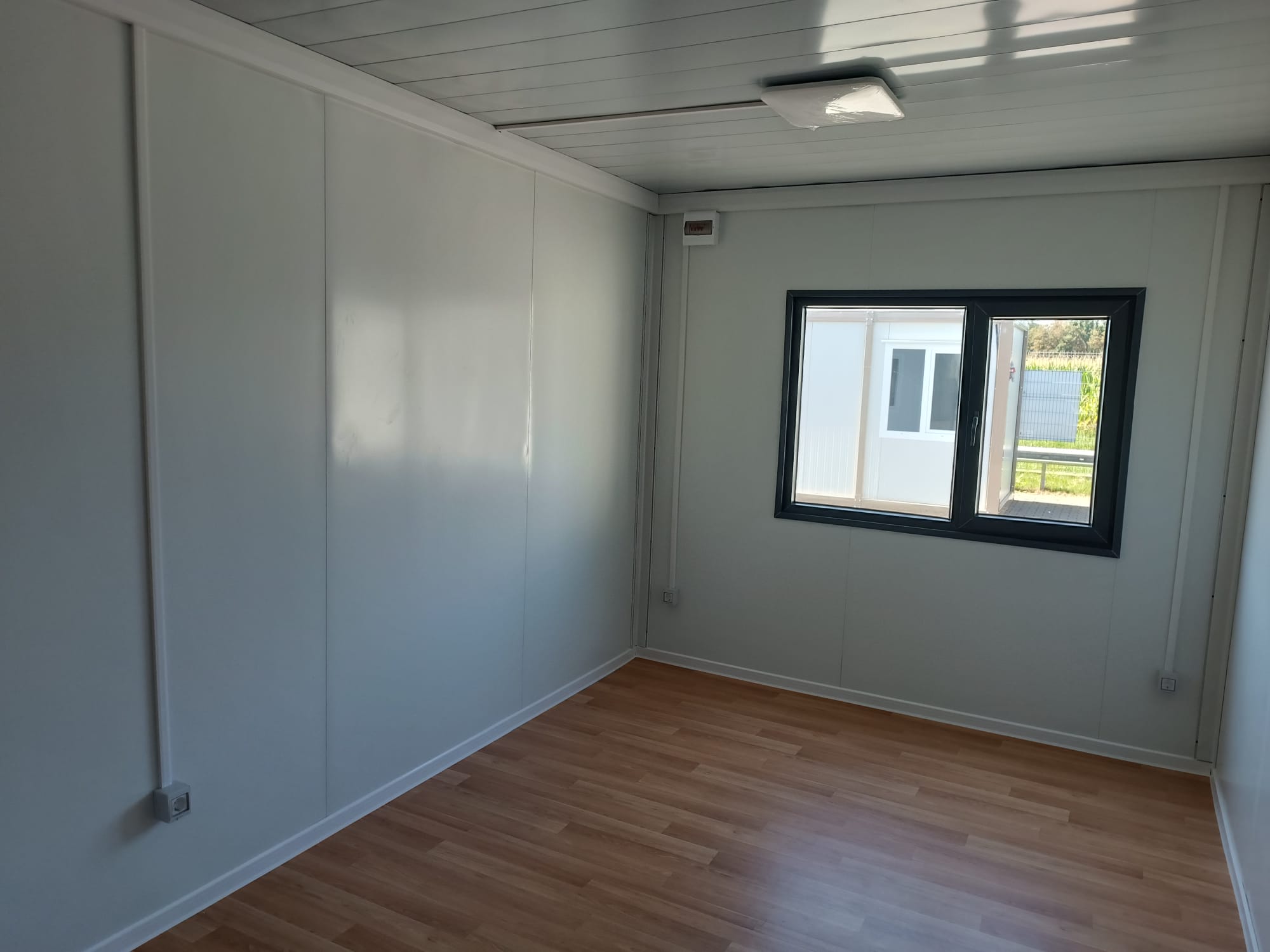 Bungalow bureau anthracite de 6 × 3 m : bureaux, chantiers ou habitations.