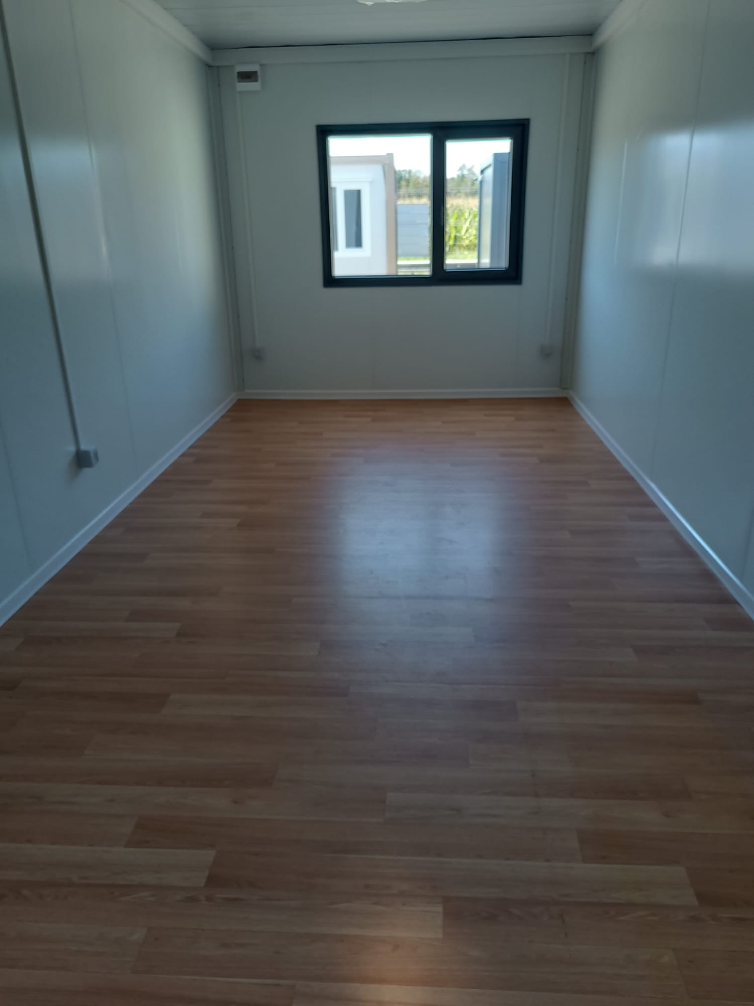 Bungalow bureau anthracite de 6 × 3 m : bureaux, chantiers ou habitations.
