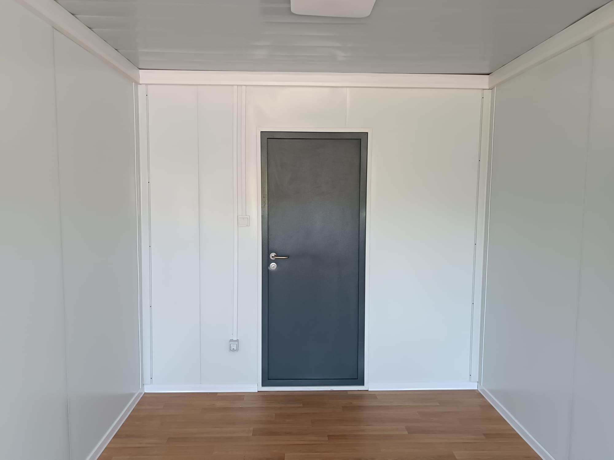 Bungalow bureau anthracite de 6 × 3 m : bureaux, chantiers ou habitations.