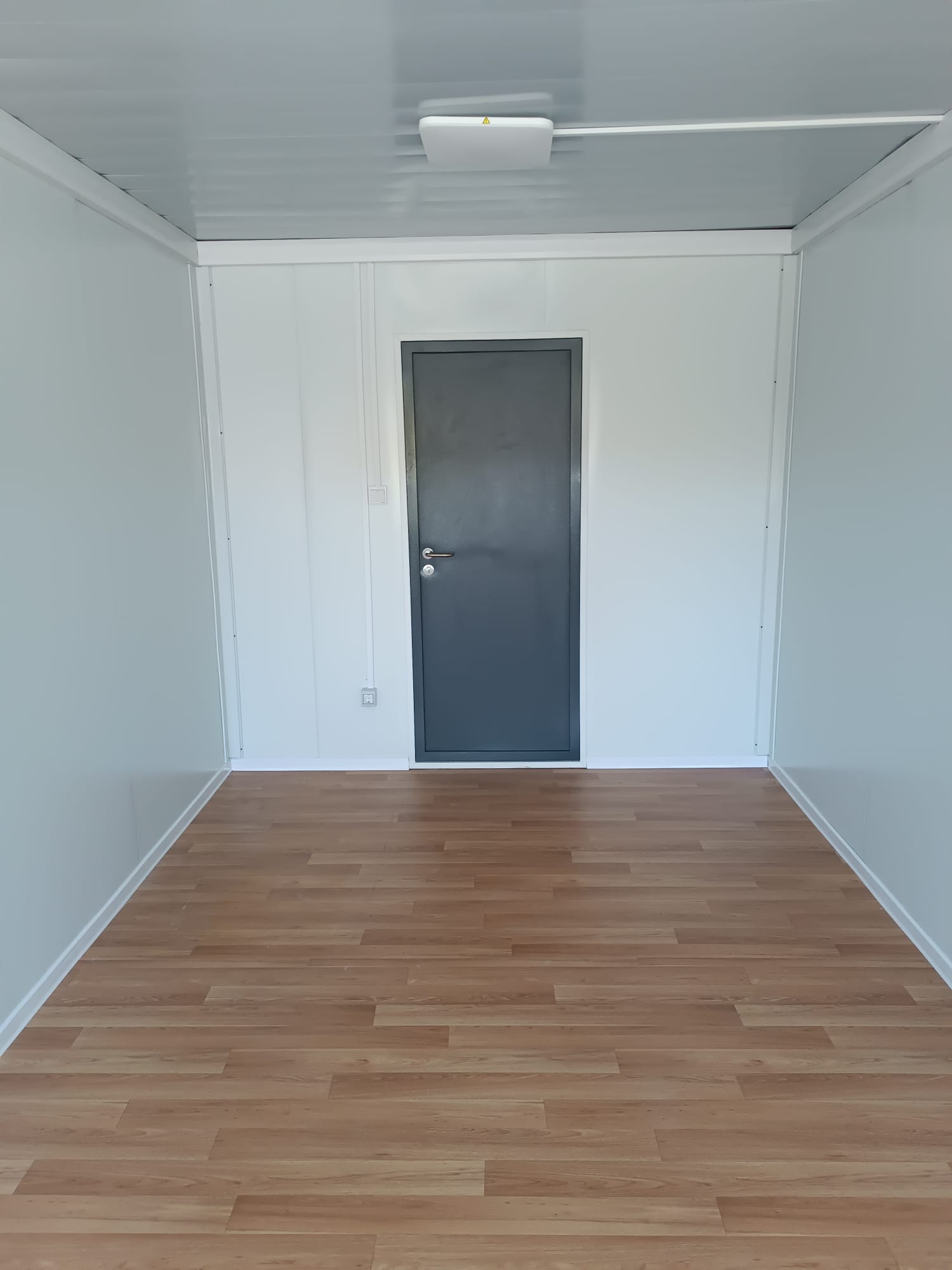 Bungalow bureau anthracite de 6 × 3 m : bureaux, chantiers ou habitations.