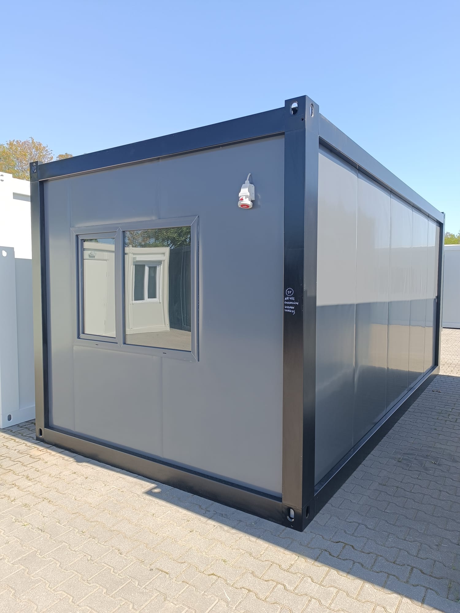 Bungalow bureau anthracite de 6 × 3 m : bureaux, chantiers ou habitations.