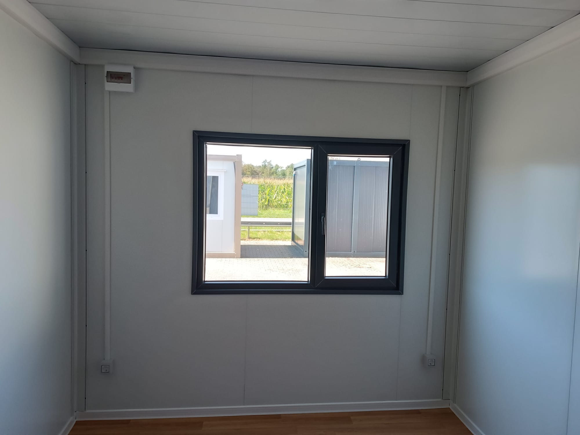 Bungalow bureau anthracite de 6 × 3 m : bureaux, chantiers ou habitations.